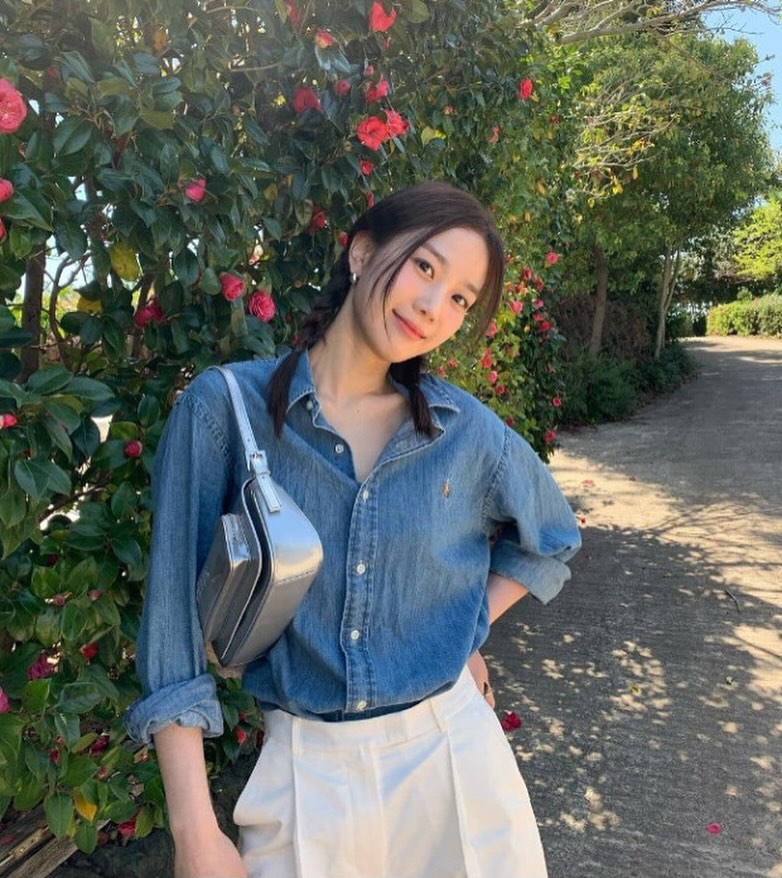 #폴로데님셔츠 open🤍추석연휴 전에 받아보시려면 오늘 빠르게 주문주셔야 하는거 알죠

연청/진청 컬러문의 많이 주시는데
연청은 좀더 여성스러운 무드
진청은 데일리 무드예요 ✔️

사실 둘다 너무 예뻐서…음 하나를 고르자면 저는 진청 👔
수량이 많지 않으니 빠르게 오세요 ❤️

📍내일 오전 11시전 구매시 내일 바로나가요!