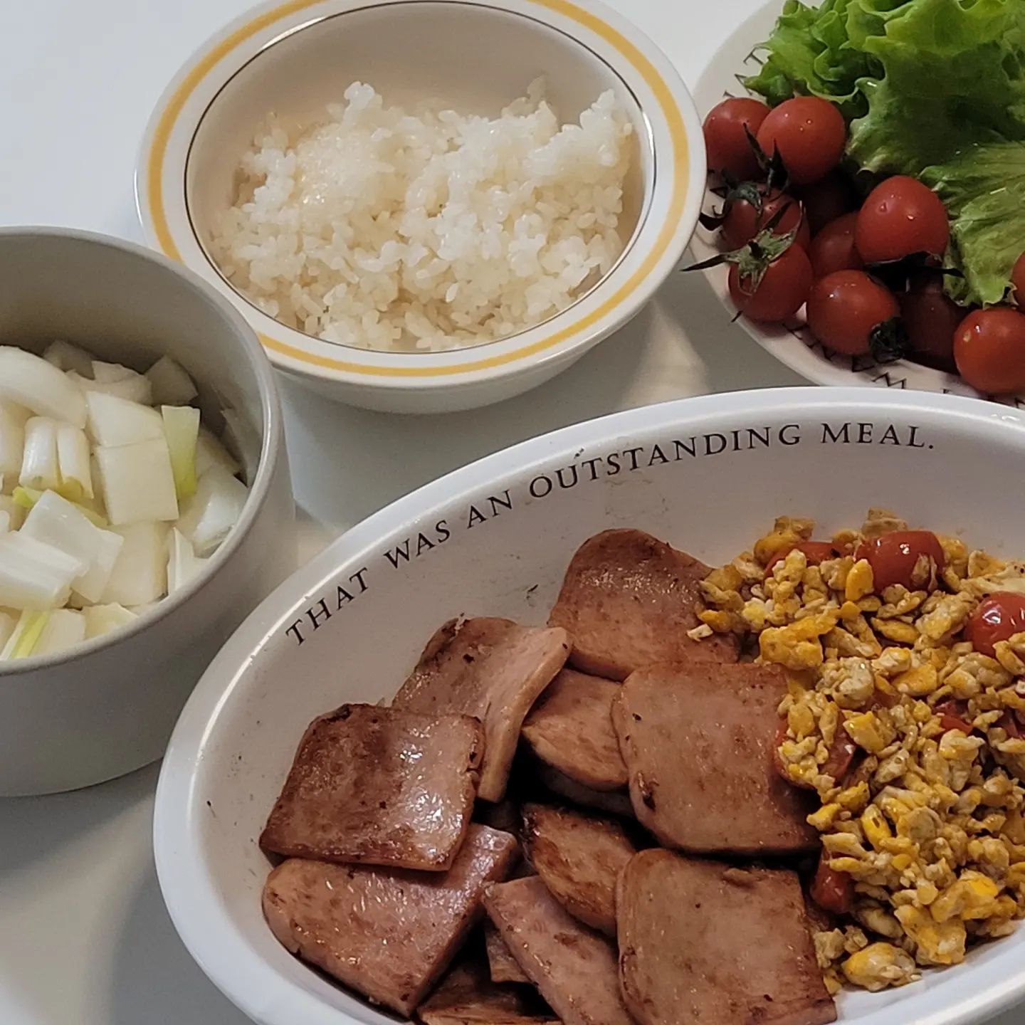 안녕하세요 코리아 집에서 세미 호텔 조식을 도전하는 냉편입니다.

안그럴듯해보이고 늘 먹는 그런 평범한 밥상이죠? 하지만 세미 호텔조식이라고 하니 나름 있어보입니다.

이게 마케팅의 힘 아닐까요? 

네 아닙니다.

그래도 저는 끝까지 세호조(세미 호텔 조식이라는뜻)라고 우길 예정입니다.

따끈한 밥에 토마토달걀볶음, 스팸, 양상치, 생양파로 저의 건강귀신의 원혼을 달래주었네요(스팸은 제 혀의 귀신을 달래준겁니다 오해 ㄴ)

맛나게 먹고 나니 적당한 포만감과 즐거움을 모두 만끽할 수 있었습니다.

날씨가 이제 따뜻해지고있는데요. 시내 나갔더니 반팔 반바지남도 볼 수 있었네요. 이번해엔 봄이 조금더 길었으면 좋겠습니다.

저는 물러나볼게요. 그럼 이만.

#토마토달걀볶음 #양파 #상추 #채식 #식단 #건강식단 #건강밥상 #호텔조식 #호텔디너 #밥상 #일상 #데일리 #기록 #일상기록 #좋아요 #좋아요반사 #팔로우 #선팔 #맞팔 #선팔맞팔 #선팔좋아요