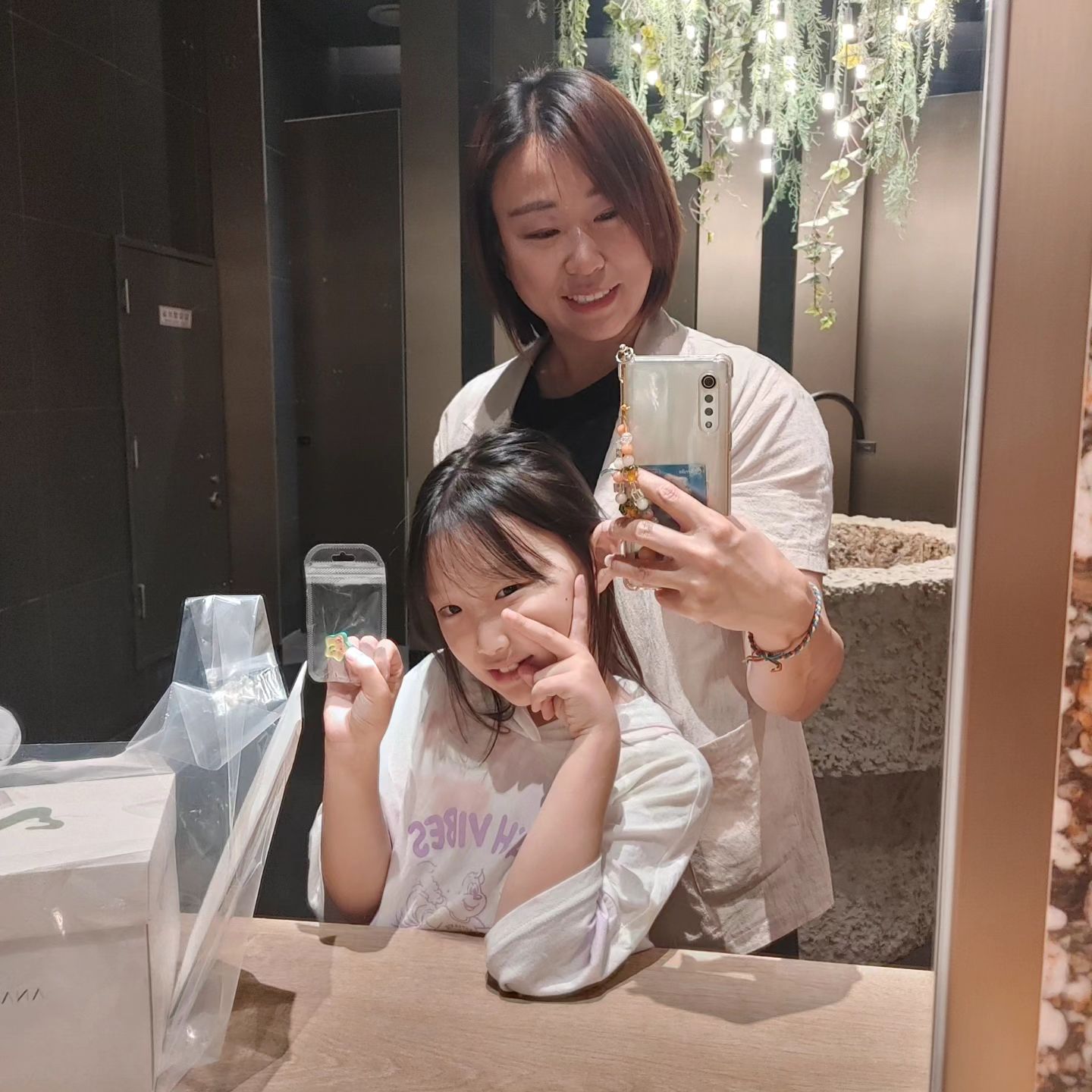 딸램생일 
#아나키아 ㅇㅔ서 케익사규
선물한상받고 기분 업업
저녁으로 먹고싶은게 마라탕이라니ㅋ
#라홍방마라 갔다가
날위한 #목롯집까지 풀코스로 즐기기

딸  많이 축하받고
넌 부모님께 감사해라ㅎㅎㅎ