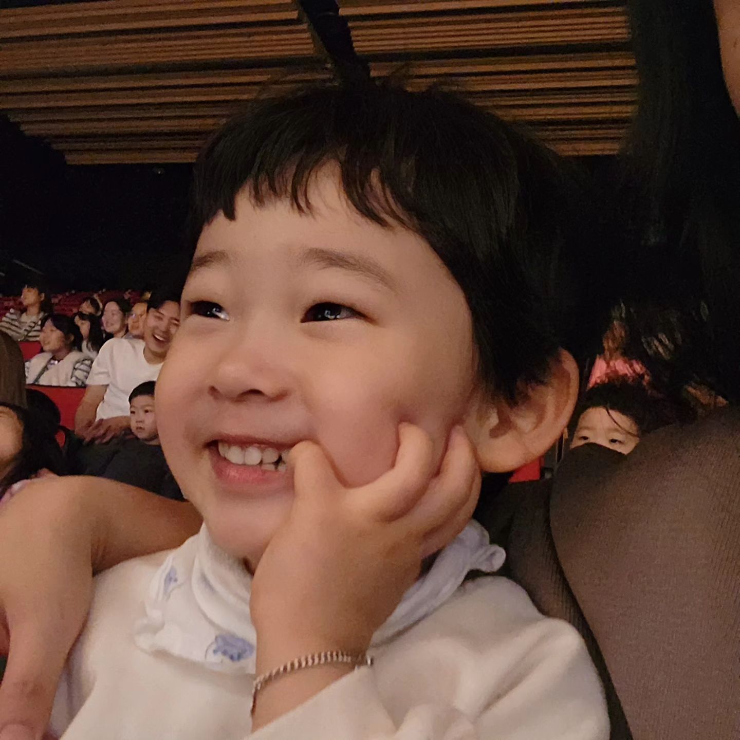 #240331 #1077일 #35개월아기

예전 베이킹쌤한테 받은 뮤지컬초대권!
감사하게도 도윤이가 너무 좋아해서 또 보게되었는데
난 뮤지컬보다 도윤이 표정을 더 보게된다는 ㅋㅋㅋ

갈때마다 신세계 투어
초코아이스크림에 폴바셋 아이스크림라떼에 노티드까지 ㅋㅋ
파미에 통로에선 목마 ㅋㅋㅋ

그리고 벚꽃 만개했을때라 수성못 산책까지~