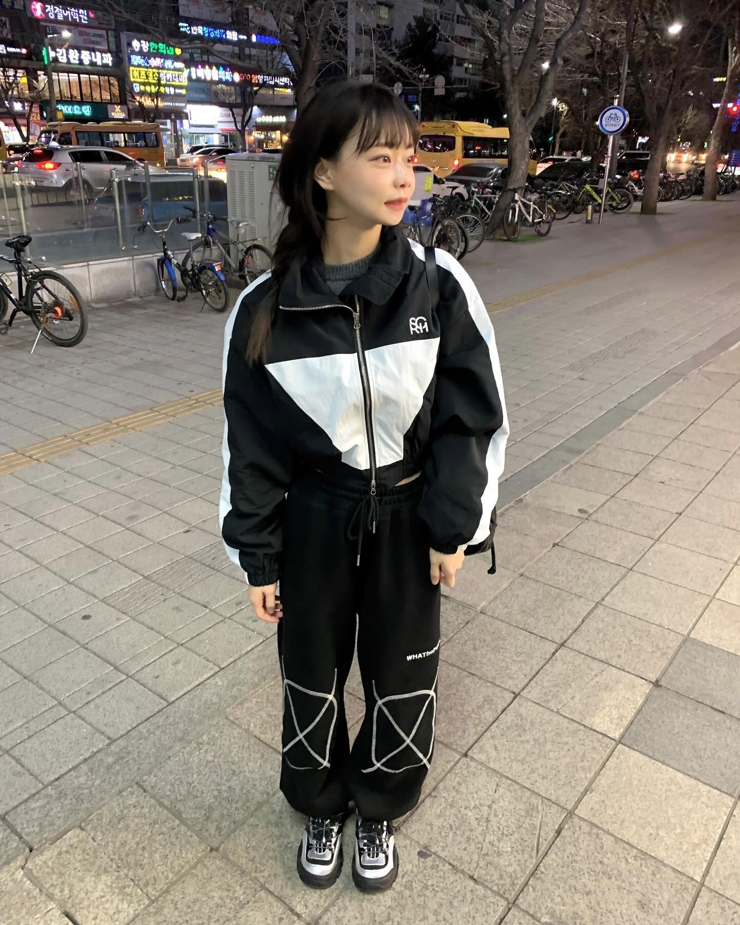 #광고 search410_official 

바람막이도 예쁘게 입고 싶은 나한테 딱 맞는 #써치410 #윈드브레이커🌪️💫
크롭 기장감과 투웨이 지퍼, 배색 칼라감까지 :) 포인트 디테일이 가득 있는,, (՞˶･֊･˶՞)ოო
#바람막이 #스트릿 #블록코어

#search410