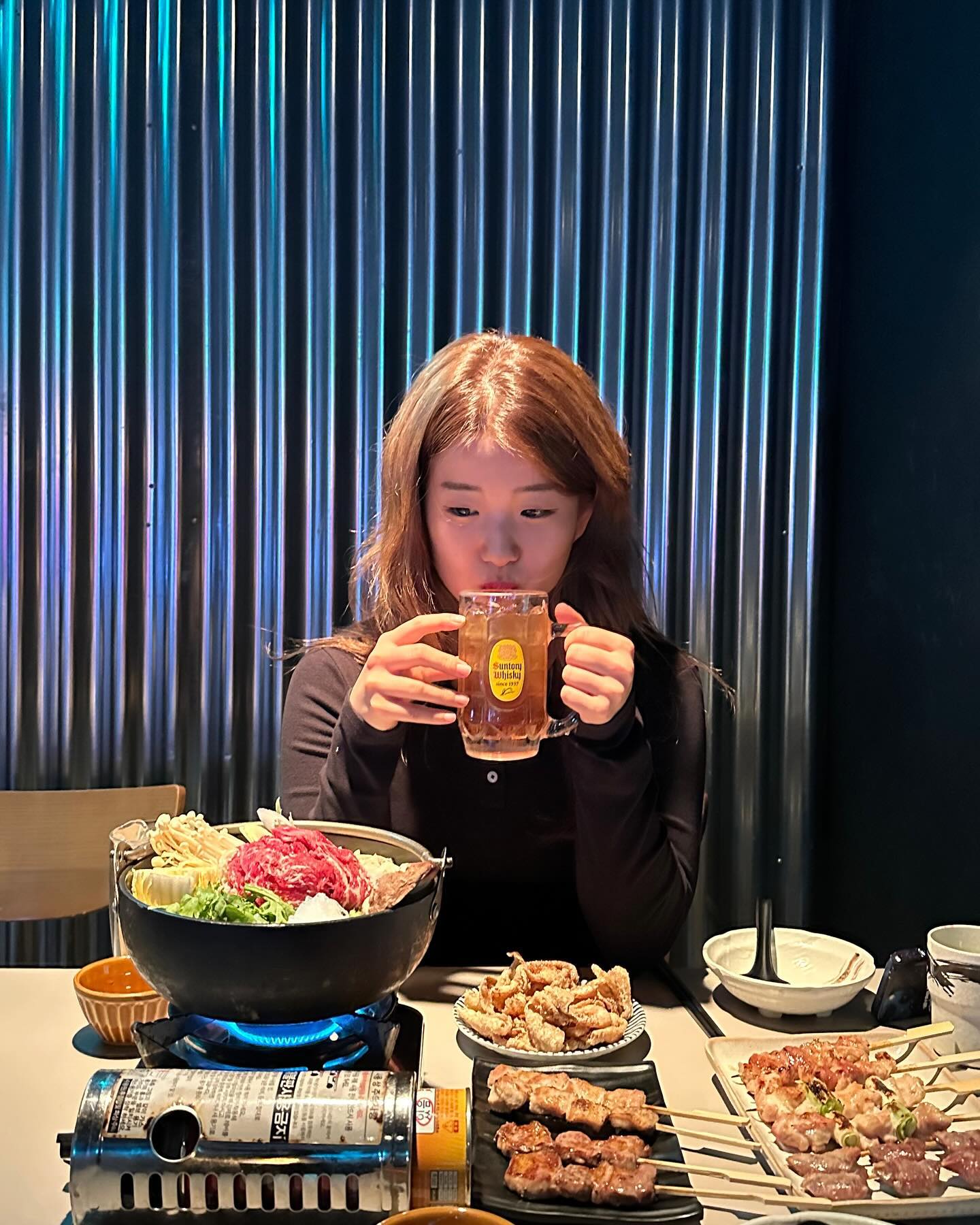 이자카야에서 식사하는 사람 본 적 잇나요 ,,,
다 지나고 사진보는데 그냥 저거 뭐야 하울의 움직이는 성? 센과 치히로? 짤밖에 생각이 안 남 ,,,
ㅋㅋㅋㅋ ㅋㅋ ㅋㅋㅋ ㅋㅋㅋㅋㅋ 그냥 나잖아 …

지난주에 패타걸즈랑 성수동 다녀오고 독감걸려따 🤧콜록
#쿠시범
초대해주셔서 다뇨왔는데
자극적이지 않은 맛이라서 다 먹고 나서도 아주 깔끔했구
들고 있는건 홍차하이볼!
술 안해서 승민이가 다 마셧지만 맛있었을거에요(?)
3주년 이벤트로 해피아워 방문시 주류 20%할인 🍻

꼬치 열심히 구우시던데 멀리서 보면서
마스크 ,,, 끼시지 ,,,
기관지 ,,, 안좋응텐데 ,,, 쩝

아무튼 파티 잘 하고 왔어요(?)
ㅋㅋㅋㅋㅋㅋㅋㅋㅋ
앞에 트리도 있어서 크리스마스 분위기 낭낭하이 ,,, 🎄

#협찬 #쿠시범 #성수동맛집 #성수맛집 #성수역맛집 #성수연방 #성수연방맛집 #성수동이자카야 #성수동데이트 #성수동데이트코스 #성수핫플 #성수핫플레이스 kushi_bum