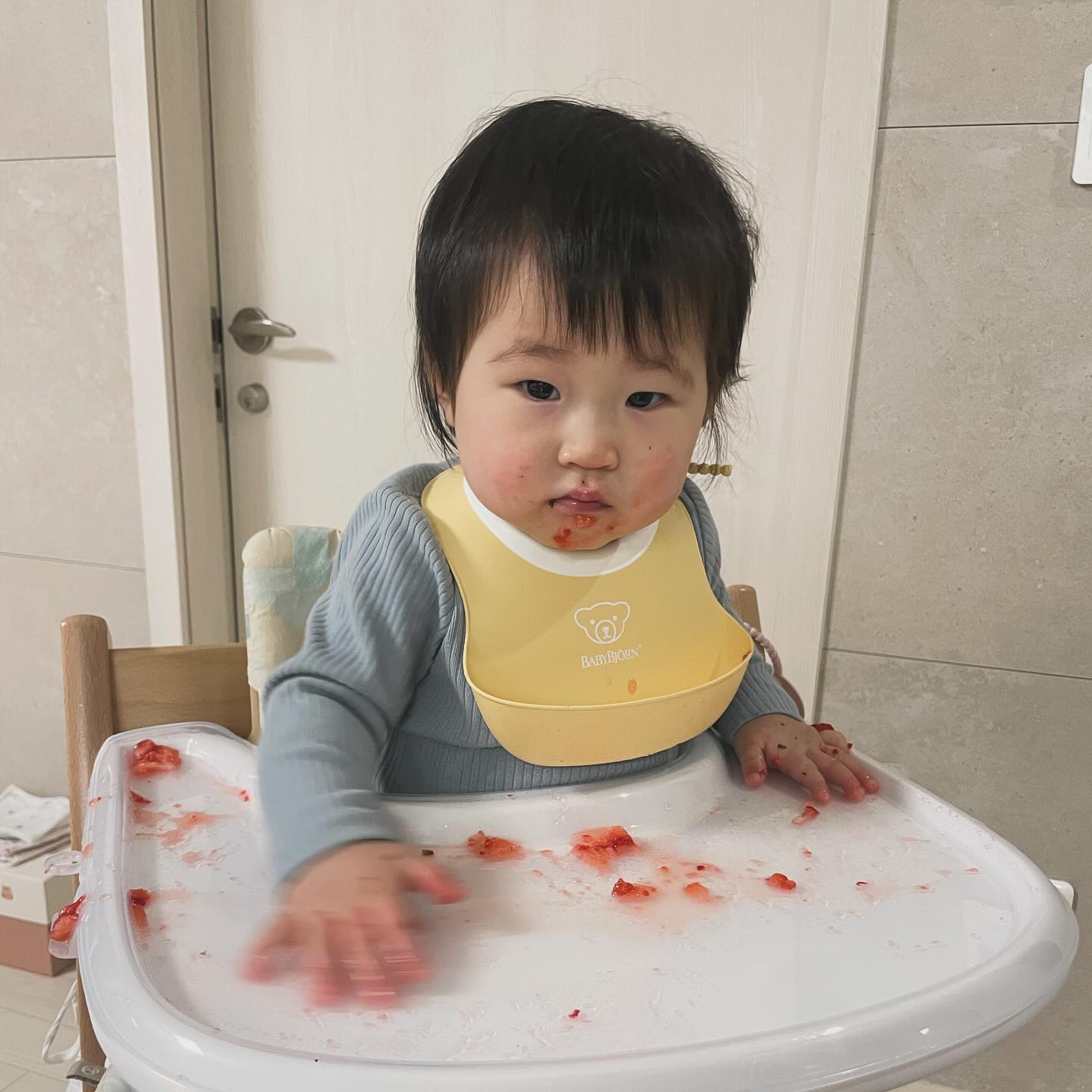 +344일
설거지 하고오니 이난리🤣
밥먹을때 숟가락도 뺏어가길래 숟가락에 밥만 떠줘서 스스로 먹었는데
이젠 밥그릇까지 뺏어가려고해요😭
완전 자기주도로 넘어가야하는걸까요?

#아기이유식#이유식후기#11개월아기#자기주도#자기주도이유식