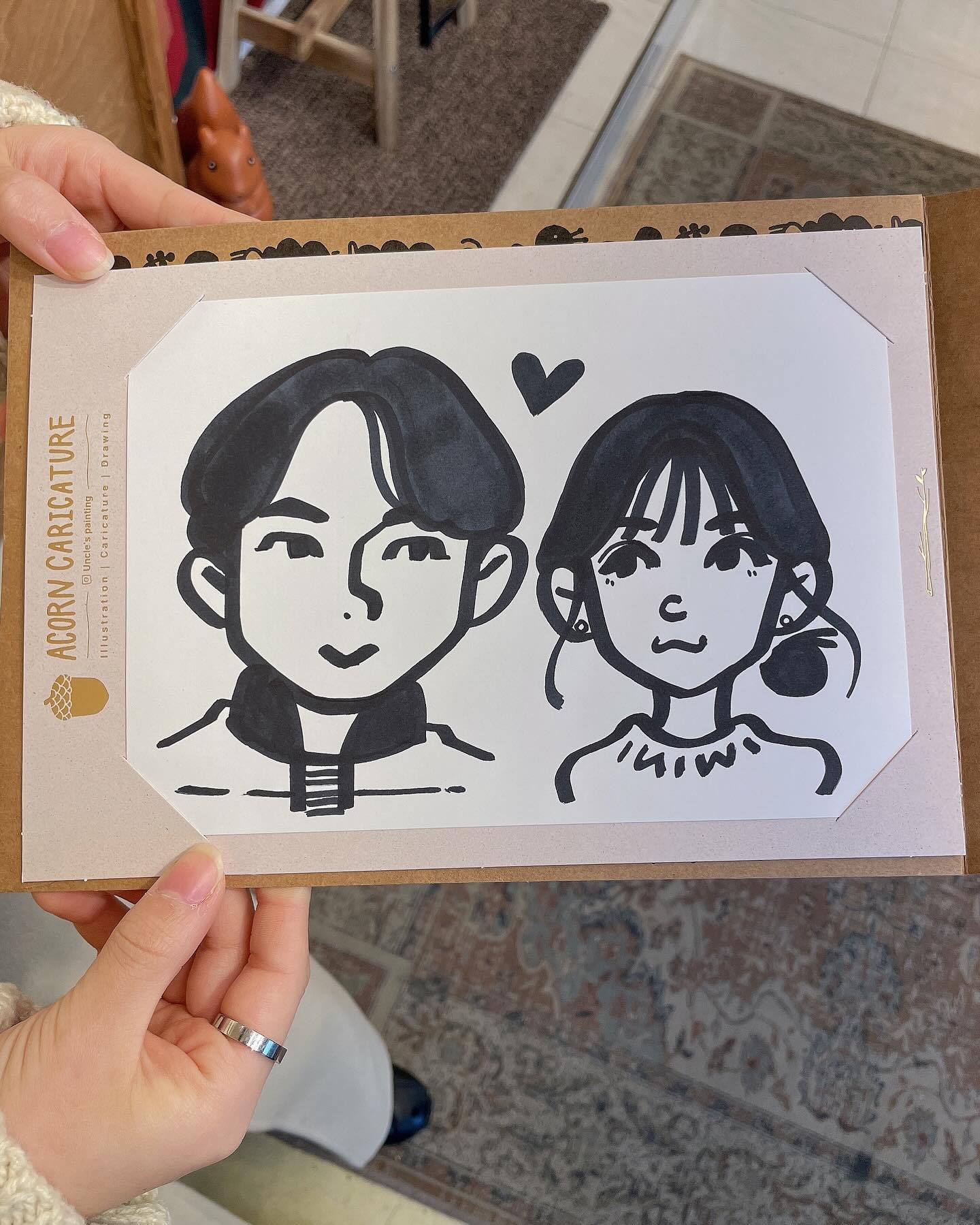 주말에 가족들이나 연인들끼리 가기좋은 이색데이트장소 추천드릴게요
“도토리 캐리커쳐 전주한옥마을점“🐿️🤎
📍전주시 완산구 은행로 75-2, 1층📍

*가격*
1인당 7,000원 / 반려동물 7,000원

1분안에 요렇게 귀여운 캐리커쳐를 그려주시는 도토리 캐리커쳐
나혼자산다등 방송에도 많이 나왔더라구요~
저희도 이색데이트 삼아 가봤는데 너무 좋은 추억이 되더라구요

한옥마을에 맛있는 곳도 놀곳도 많은거 아시죠??
주말에 나들이삼아 한옥마을 들려서 이색 체험도 해보시면 좋을거 같아요
지점은 많은거 같으니 검색한번 해보시면 좋을거같아요😊

우리 인친님들 제가 추천하는 장소 꼭 가보셨으면 좋겠어요~~
모두 내돈내산 인증으로!! 좋은곳만 추천드려용🪽🪽🤍

#전주 #전주한옥마을 #이색데이트 #전주이색데이트 #도토리캐리커쳐🐿  #이색체험 #한옥마을나들이 #한옥마을데이트 #데이트코스  #추천장소 #내돈내산후기 #감성공구템 #육아공구 #무드잉