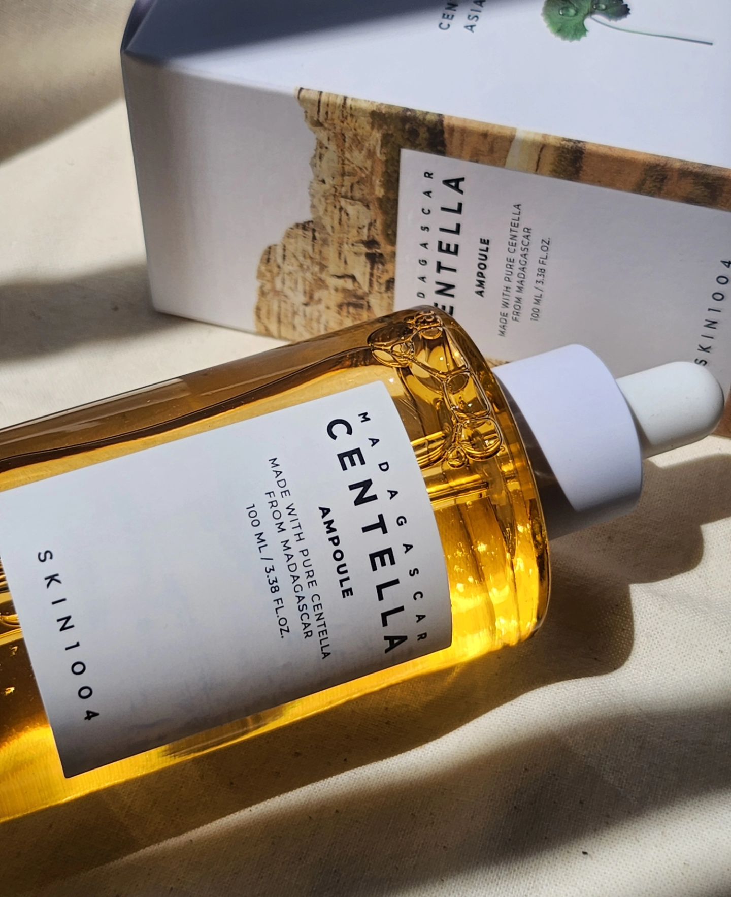 #제품제공

MADAGASCAR - CENTELLA AMPOULE
마다가스카르 - 센텔라 앰플
💛민감성 피부를 위한 병풀추출물 진정앰플💛

더워지면 유분도 많이 생기고 열감도 생겨서
피부가 스트레스 받던 차에 피부진정 센텔라 앰플을 써보게 되었어요😚

워터제형이라 발림성이 좋았고 가볍게 발리고
싹 흡수되기 때문에 잔여물이나 끈적임이 남지않아
편하게 바를 수 있어요.

대용량이라 팍팍 써도 부담없고
건조할 때에는 여러번 레이어링해서 발라주니
수분감이 채워지는 느낌이라 춐춐💦하고 좋았답니다💕

논코메도제닉 테스트까지 완료하여
여드름성 피부까지도 걱정없이 사용할 수 있어요💛
.
.
.
.
.
#마다가스카르 #센텔라 #센텔라앰플 #센텔라앰플100 #진정앰플 #마다가스카르센텔라 #skin1004 #스킨1004 #스킨1004앰플 #파룸체험단 #속광스킨케어 #피부진정