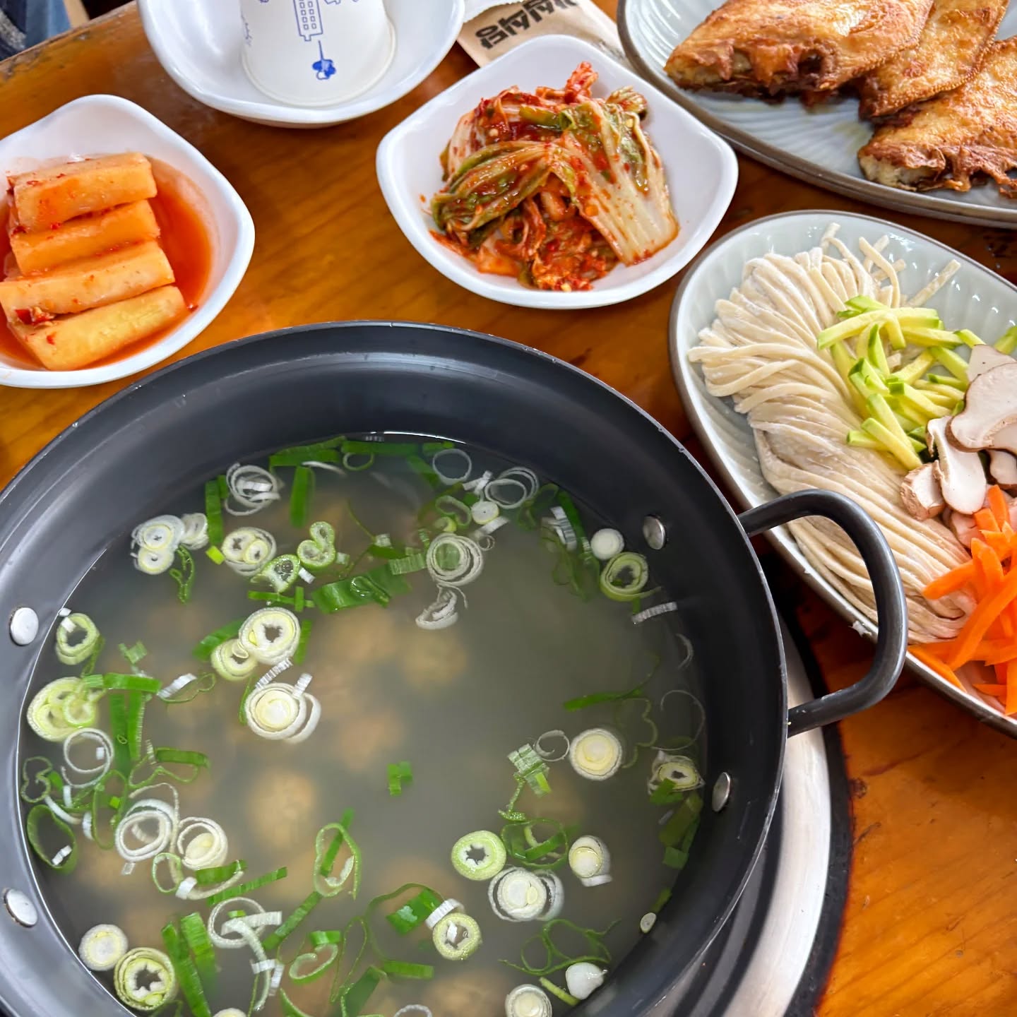 #광고 대부도 동춘서커스장 바로 앞
#칼국수맛집 #윤숙이네우리밀칼국수 입니닷 👍🏻

시~원한 바지락 칼국수랑 신선한 꽃게로 담군
양념게장 , 간장게장 메뉴를 먹어볼 수 있어요💕
솥밥으로 나오는 굴밥정식도 진짜 영양가득❤️

겨울바다 대부도와 맛있는 칼국수 윤숙이네 추천! 🧡

✅️ 대부도 접근하기 좋은 위치와 주차장 완비 
✅️ 파전,칼국수,게장등 바다의 메뉴 가득
✅️ 경기 안산시 단원구 대부황금로 1425

#대부도#대부도칼국수#바지락칼국수#간장게장#양념게장#대부도맛집#대부도핫플#대부도윤숙이네#대부도칼국수맛집#대부도가볼만한곳#칼국수맛집#간장게장맛집#양념게장맛집 #jmt