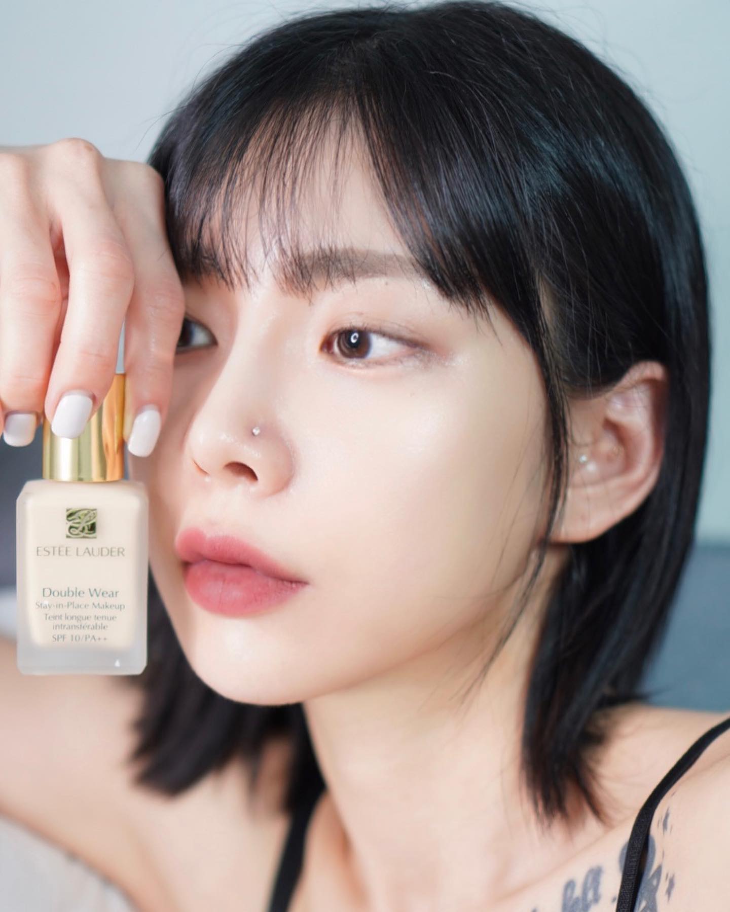 #광고 esteelauderkr 

몇 년 전부터 남편이랑 여행만 가면 사 오던 에스티로더 파데 🤎

이번에 에스티 로더의 No.1 파운데이션인 더블웨어 스테이-인-플레이스 파운데이션 체험을 하게 되어 너무 기뻐요 (´▽`ʃ♡ƪ)

무려 11년간 아시아 No.1* 파운데이션 자리를 지키고 있는 에스티로더의 더블웨어 파운데이션은 완벽한 커버력은 말뭐, 24시간 동안 유지되는 뛰어난 지속력까지 더해져 꾸준히 사랑받아온 에스티 로더의 베스트 셀러 ✨

오일 프리 포뮬러로 피부 트러블 유발 걱정도 없어 편안하게 사용 중이고, 오일 콘트롤링 기능까지 더해져서 편안하면서도 높은 커버력과 밀착력을 자랑하고, 마치 방금 화장한 듯한 벨벳 같은 부드러움까지 유지해 준다고 해서 엄청 기대가 되었는데요.

정말 피부 결점 하나 없도록 자연스럽게 가려주면서 균일한 피부톤도 연출해 주고, 번들거림 없이 깨끗하고 적당히 매끄러운 피부를 완성해 주는데 여기서 대박은 역시 지속력!!!

여러분도 더블웨어 파운데이션 하나로 가까이 서 봐도 결점 하나 없는 완벽한 피부 연출 꼭- 해보시길!!!

*리퀴드&파운데이션 부문, 보떼 리서치 2013-2023 아시아 7개국 통합 리포트(백화점&부띠끄 채널, 판매금액 기준)
*에스티 로더 계산식은 보떼 리서치 SAS 2024년 2월 "아시아 7개국 통합 리포트- 분기별 리테일 세일즈 레포트 - Q4 2023" 내 백화점/부띠끄 프레스티지 시장 부문 데이터에 일부 근거하였습니다.(Copyright ⓒ2024 Beauté Research SAS) 

#에스티로더 #에스티로더파운데이션 #더블웨어 #DoubleWear #인생파데 #넘버원파데 #베이스히어로 #싱글즈 #인품사