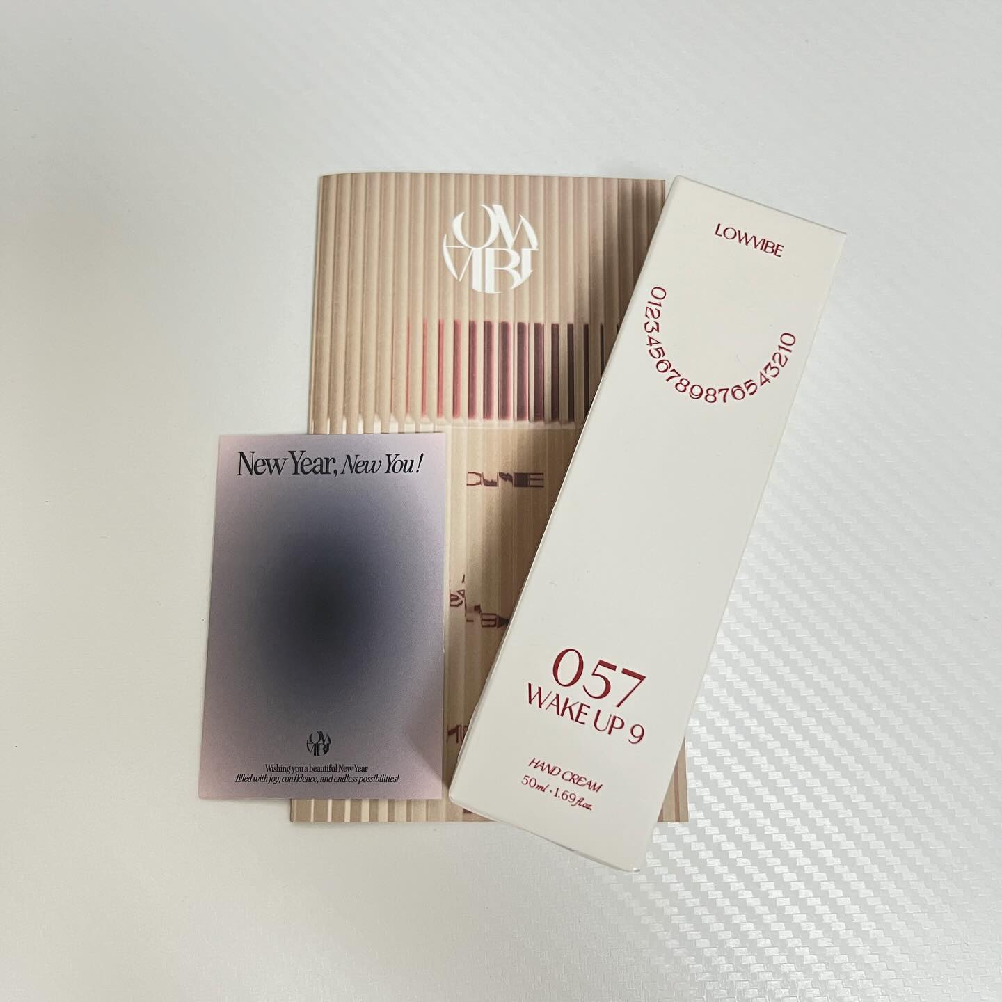 #협찬 #로우바이브 에서 나온 감각적인 핸드크림 소개해 드려요🫶🏻

패키지에서부터 고급스럽고 예뻐서 선물하기 너무나 좋은 아이템! 🎁🛍️
제가 써본제품은 057 wake up 9 핸드크림으로 파운더리하면서 라벤더와 히노끼향이 나는 제품이였어요💆🏻‍♀️ 자기전에 핸드크림으로 케어하면 향이 솔솔 나면서 하루의 피로를 씻어내는 힐링이 되는 향이랄까요?? 🎋🎐릴렉싱 되면서 저도 모르게 잠들기 전까지 손에 향기를 맡게 되더라구요🫶🏻
사이트에 다른 바디제품들과 핸드케어제품들도 사용해보고싶을만큼 
너무나 향기가 좋은 제품이였어요 센스있는 집들이 선물로도 강추 할만큼 패키지도 너무나 예쁘더라구요 핸드크림 박스를 뜯으면 안에 향에관한 설명이 써져있는데 이런생각은 누가하는거죠??🤩 읽어보며 향에 신경 많이 쓴 제품이란걸 느꼈어요👏 향으로 힐링하세요🫶🏻

#핸드크림 #웨이크업나인 #웨이크업나인핸드크림 #lowvibe #lowvibehandcream #예쁜핸드크림 #핸드크림추천