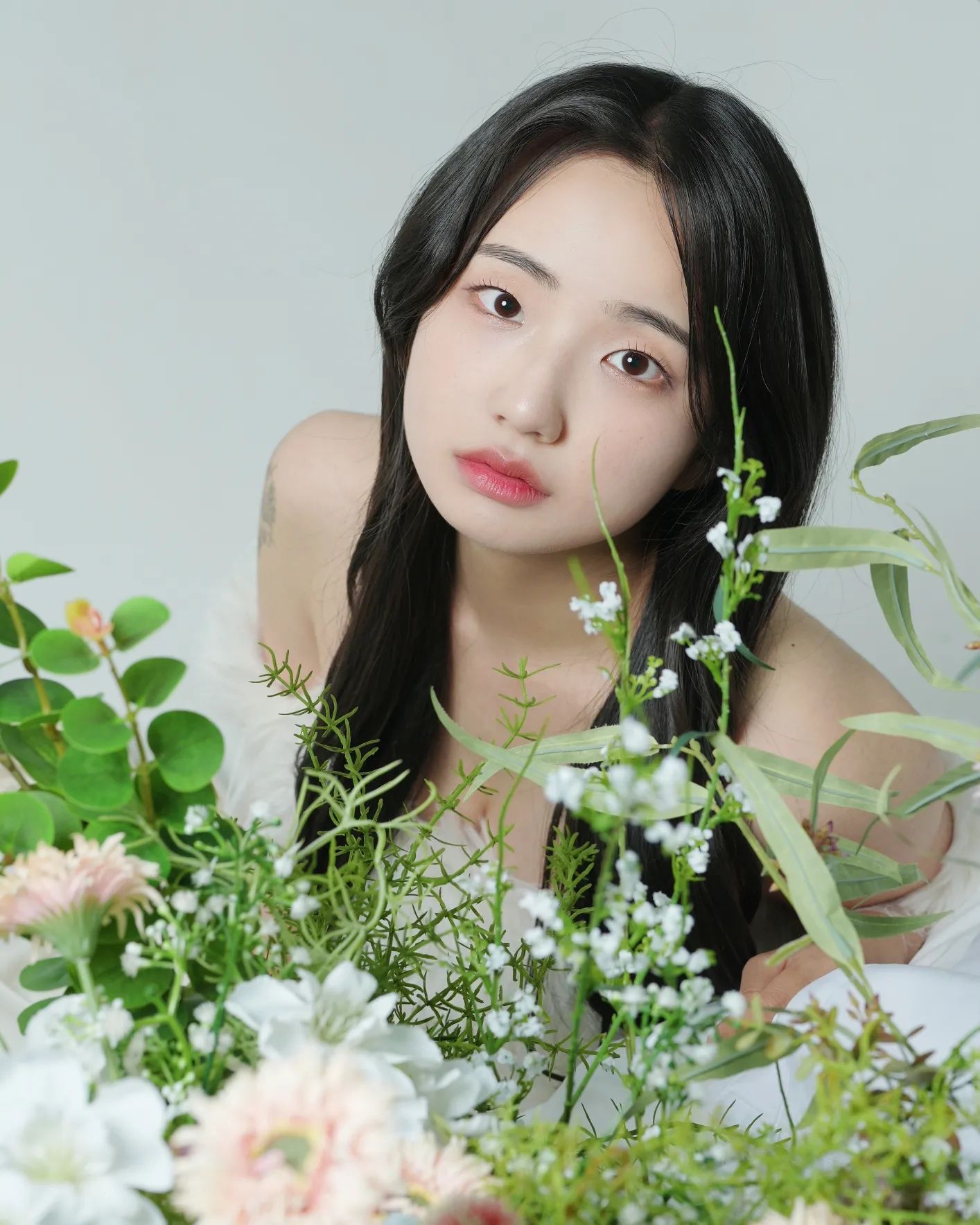 #협찬
[압구정메이크업 디토뷰티샵]

촬영 전, 압구정 디토뷰티샵에서 물방울리프팅과 데일리 헤어메이크업 받았어요 ><
들어가면 차를 먼저 한잔 주셔용 요즘 날이 더워서 땀뻘뻘흘리면서 갔는데 시원한 차 한잔 마시고 에어컨바람 맞으면서 식혔어용
제가 완전 건성이라 물방을리프팅으로 속건조까지 꽉 잡고 촉촉한 피부를 만들어준 후에 저는 꽃이랑 하얀 드레스로 자연스러운 스냅 찍고 싶어서 청순하고 우아한 느낌으로 헤메 부탁드렸어요! 잘 나와서 촬영끝나고 집에서 지우기 너무 아까웠어용ㅎㅎ
이벤트달에 오시면 물방울&두피케어 헤메세트시 무료라고 하니까 저처럼 프로필 촬영하기 전에 방문해서 메이크업 받아보세용
주말은 10~22시, 평일은 24시 하니까 네이버로 예약 가능해요! 0507-1444-6488로 전화해두 되구용 심지어 여기 압구정역부근으로 주차가 어려운데 여기는 앞에 주차 가능하고 발렛까지 무료에용

서울 강남구 도산대로25길 27 세명빌딩 5층 3호선 압구정역 4번 출구에서 610m
#광고 2023dito #압구정메이크업 #프로필촬영메이크업 #신사동메이크업 #강남메이크업 #강남메이크업샵 #강남헤어메이크업 #압구정헤어메이크업 #압구정메이크업샵 #디토뷰티샵