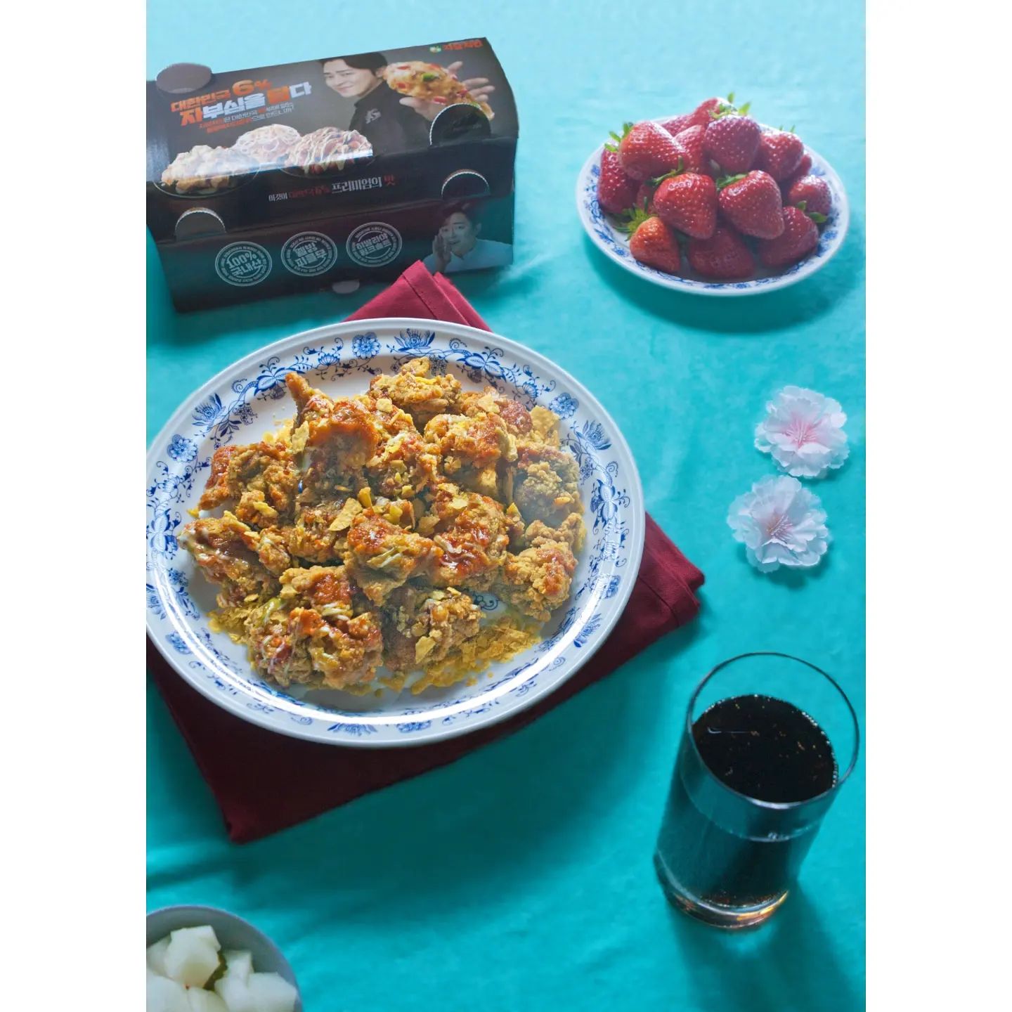 자담치킨 보문점 에서 
자담치킨 신메뉴를 배달시켜 먹어봤습니다😋

티키타코 순살치킨 이름그대로
순살이라 뼈발라 먹을필요 없어 편했지만 뼈발라 드시는걸 좋아하시는분 에겐 살짝 아쉬우실도 있겠단 생각이 듭니다😄

나초를 치킨에 뿌려먹는 재미가 좋아
영화 볼때 나초를 즐겨먹는 저로써는 영화보며 나초와 치킨을 같이 먹는 기분이 들었습니다👏👏👏

콜라와 치킨무 까지 같이 먹으니 안그래도 부드러운 순살치킨이 더 부드럽고 맛있단 생각이 들었습니다😊😊

멕시코 타코에 들어가는 소스가 발라져 있어선지 굉장히 이국적인 느낌도 들었고 나초에 바삭함까지 느낄수 있어 좋았습니다😙

ㅡㅡㅡㅡㅡㅡㅡㅡㅡㅡㅡㅡㅡㅡㅡ

자담치킨 티키타코 순살치킨 은

🍗나초에는 살사 맛 가루가 뿌려져 있어 감칠맛을 느낄 수 있있고

🍗토마토 소스의 상큼한 맛, 과카몰리 소스에서 살짝 감도는 매콤함은 할리피뇨를 이용해서 만들어 사워크림 소스의 새콤함으로 완성된 치킨 이고

🍗과카몰리 소스의 매콤함이 치킨을 느끼하지 않고 먹을 수 있게 잡아준다고 합니다

※ 소스 주원료_ 토마토, 아보카도, 사워크림 

ㅡㅡㅡㅡㅡㅡㅡㅡㅡㅡㅡㅡㅡㅡㅡㅡㅡ

자~ 다음 을 기대하세요 란
조정석씨 멘트대로 다음번 자담치킨 신메뉴도 무척 기대됩니다👍👍👍

#협찬 #자담치킨 #자담치킨메뉴 #자담치킨신메뉴 #티키타코순살치킨 #자담티키타코순살치킨 #자담치킨메뉴추천 #자담치킨신메뉴추천 #자담신메뉴 #자담치킨추천#신메뉴티키타코순살치킨 #순살치킨추천 #순살치킨메뉴 #순살치킨신메뉴 #순살티키타코순살치킨 #치킨추천 #치킨신메뉴 #프랜차이즈치킨 #배달치킨 #배달치킨추천