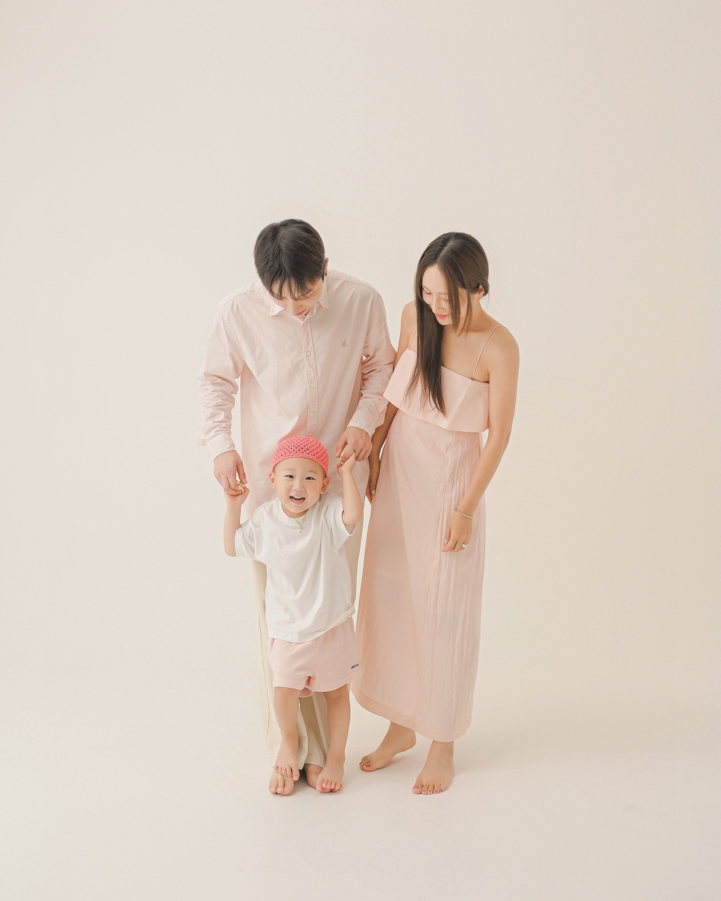 노노네 세번째 가족사진🌷
진짜 찍다가 멘탈 탈탈 털려서 사진 하나라도 건지면 다행이다 싶었는데 한시간 반동안 미쳐 날뛰는 아들램 힘든 티 하나도 안내시고 이렇게나 예쁘게 찍어주신 갓수리..🫡🤍 simsoolee_studio 
덕분에 역동적인 표정과 포즈가 많이 나왔더라고..
내년 가족사진은 진지하게 고민해봐야겠지만 다시 심수리 가야할듯🫠