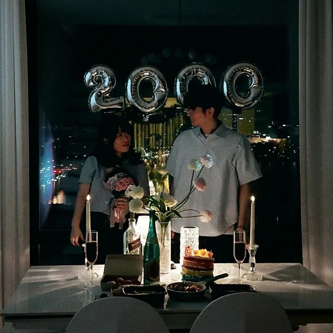 #2000일
#연두보라커플💚💜

벌써 우리가 만난지 2000일이라니..?😮

서로의 2000일을 축하하며 
궁금했던 영화도보고, 
설거지내기 보드게임도하고, 
케이크와 저녁메뉴도 둘이서 같이 만드니
함께한 시간들 만큼이나 빠르게 지나가 버린하루🌃

우리가 앞으로 함께 그려나갈 
3000일, 4000일.... 20000일 까지! 
이야기를 나누며 보낸 소중한 시간이었어요❣️

저희가 이용한 파티룸은 
🎉#인디고리버사이드

탁 트인 양면 통창으로 
낮과 밤의 환상적인 한강뷰를 
온전히 둘이 누릴 수 있어서 너무너무 좋았어요!

조리시설과 파티용품, 보드게임, 빔프로젝터 등 
놀거리가 몸만가도 다 준비되어있는 점도 만족스러워서
다음에 파티할 일 생기면 재방문의사 가득입니다:3

➕너무 오랜만의 피드🤣
 그간 기록과 소통에 소홀했지만 
  저희는 늘 잘지내고 있어요ㅎ.ㅎ..❣️
 데이트기록 더 자주하는걸 목표로 해보겠습니당💪