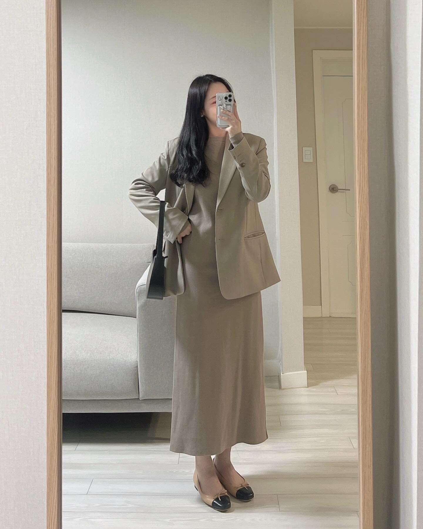 예전부터 꼭 테스팅 기간에 저랑 잘 맞았던 
화장품들은 출시가 안되거나 인기가 없더라구요😅 
제 피부가 비주류인건지..ㅎㅎ 이번에도 너무 좋아했던
제품을 떠나보내며… 언젠가 어디에서 다시 만나기를..

오늘은 자켓, 원피스, 가방까지 올 #츄니토리 입니다🤎
.
.
.
.
.
.
.
#직장인오오티디 #니니_출근룩 #출근스타그램 #오늘은뭐입지 #자켓코디 #원피스코디 #옷스타그램 #데일리룩코디 #직장인코디 #여자데일리룩추천 #출근룩스타그램 #ootdstyles #dailylookbook #ootdfashıon #오피스룩코디 #거울샷✨