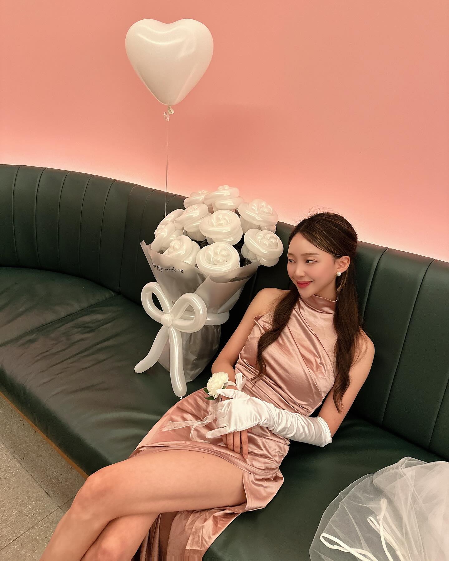 첫번째로 가는 민아 공주 💍
브라이덜샤워 준비중 💛

나 오똔대 )(