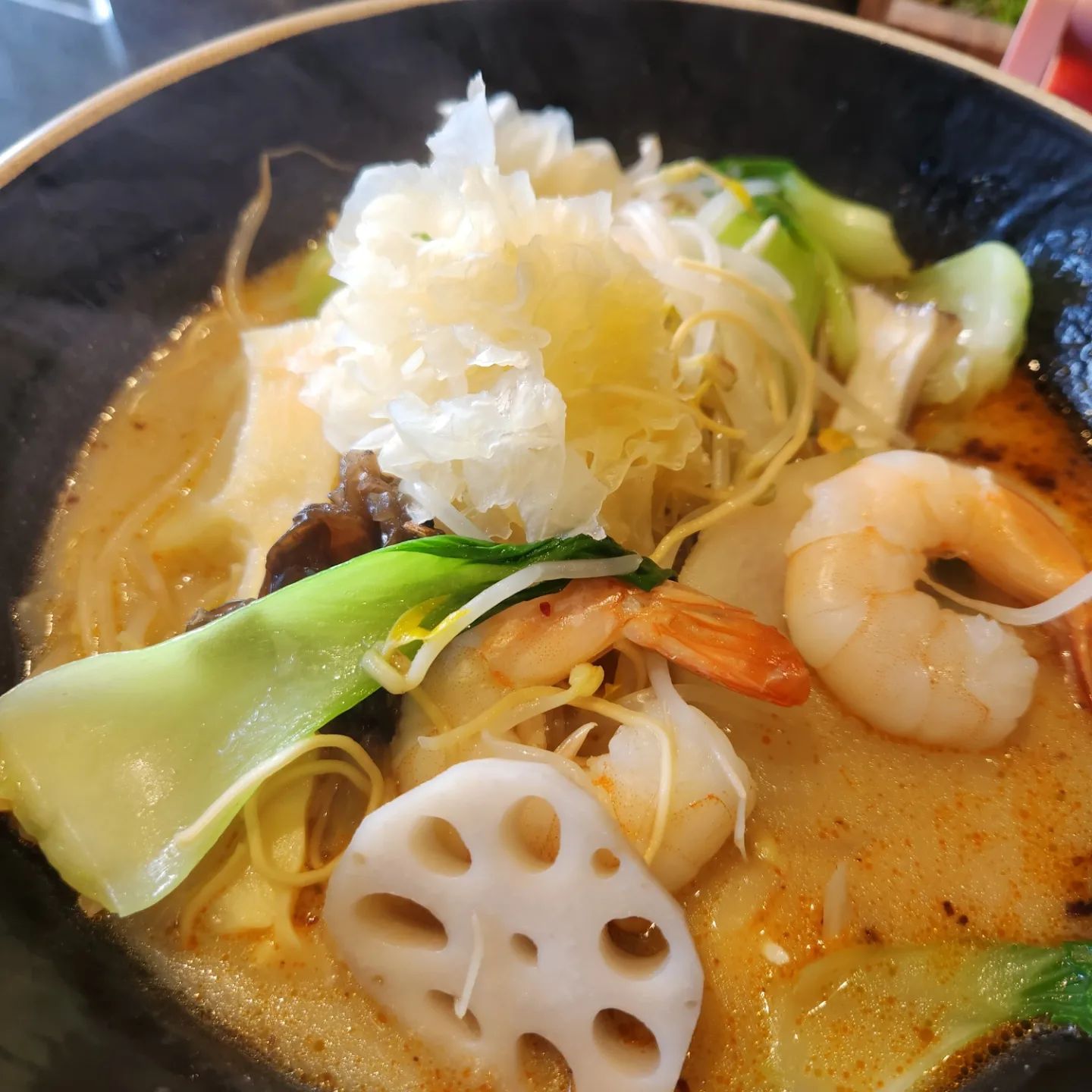 -
요즘 푹 빠져버린
마라탕🥘
.
이렇게 모던한 마라탕집은 처음이야!!
깨끗깔끔한 분위기는 물론,
통창으로 바깥풍경도 보이고
테이블 가운데 조약돌로 구성한 인테리어까지..🤍
.
거기다 여기..
머리끈에 핸드폰 거치대까지 있다😱
세심하게 살핀 센스 무엇😍
.
흰목이버섯,청경채, 연근, 감자, 배추
홍콩계란면, 숙주, 새송이버섯 등등
내가 좋아하는 재료 듬뿍 담아서🥰
.
여기는 #신촌마라탕맛집 #신촌타오마라탕 입니다❤️‍🔥
#신촌마라탕 #타오마라탕 #마라탕맛집 #마라탕
#신촌데이트 #신촌맛집추천 #신촌맛집 #신촌역맛집