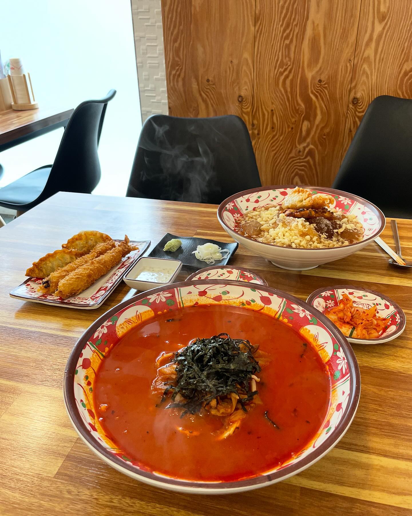 #협찬
칼짬이 맛있다고 소문난 깜댕이칼짬에 다녀왔어요♥️
점심시간엔 붐빌 것 같아 일부러 오픈시간에 맞춰 방문했어요
식당 내부가 아주 깔끔했어요. 위생상태도 좋구요(이런거 중요해)
우린 칼국수짬뽕과 튀김냉소면, 그리고 튀김세트 주문🍜

일단 메뉴 하나하나 양이 다 많은 편이였어요!
칼짬은 처음 먹어보는데 지인짜 맛있더라구요..미쳤음
칼칼한 짬뽕국물이 칼국수 면발에 베어 한입 먹자마자 와👍🏻
튀김이 들어간 냉소면은 완전 시원하고 면발이 탱글탱글하니
또 다른 매력이 있어서 이거 둘이 같이 먹어야함🧸
노릇노릇 잘 튀겨진 튀김까지 먹어주면 이게 바로 소확행이지🫶🏻

칼짬 국물 또 먹고 싶어져요..
속이 확 풀리는 맛이라 술먹은 다음날 먹으면 좋을 것 같은😁
또 만두모양의 귀여운 아이스무스케이크라는 디저트를 주셨는데
쫀득한 아이스크림 식감이 너무 좋았어요
마무리까지 좋았다!!
강릉 로컬 맛집이니 꼭 들러보세요✨

🌱이 글은 리뷰노트를 통하여 본 업체에서 제품 또는 서비스를
제공받아 작성된 글입니다. 

#강릉맛집#강릉깜댕이칼짬#강릉칼짬#강릉칼국수짬뽕#강릉칼국수#강릉현지인맛집#강릉여행#강릉가볼만한곳#강릉여행코스#강릉식당#리뷰노트#먹방#먹스타#데일리#맞팔#선팔#소통