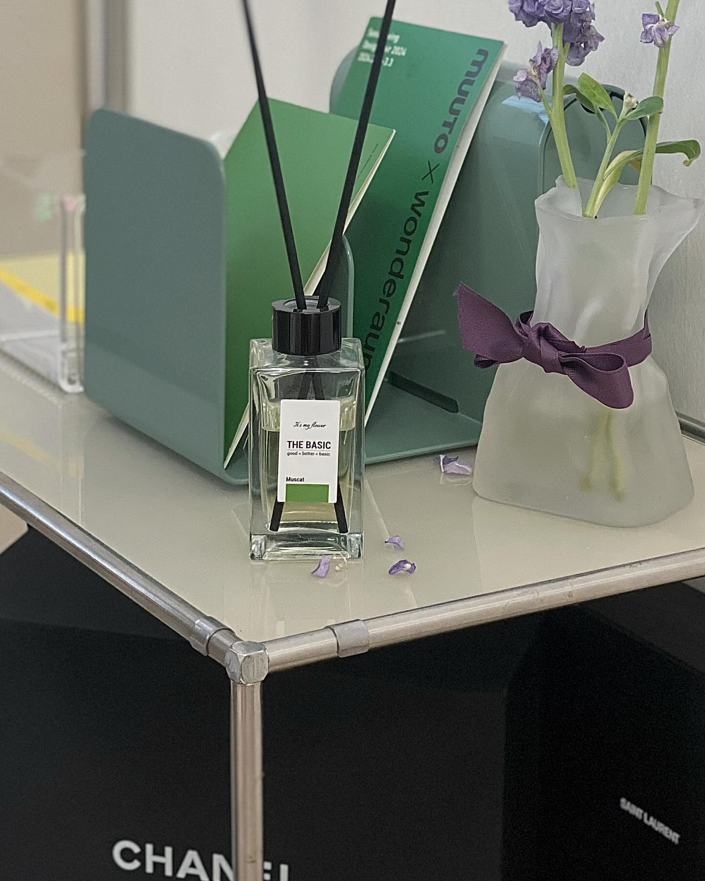#gift
.
한동안 블랙체리 향에 정착해서 사용해주다가
이번 디퓨저는 봄맞이 달달한 향을 원해서 
청포도향으로 바꿔봤어요!

새 디퓨저를 사용할때 고무마개를 열다가 
손톱이 깨진 경험, 다들 한 번 씩 있으시지 않나요!

저는 특히 네일을 해서 손톱이 길어, 
더 잘 부러지거든요🥲
itsmyflower_official 에서는 
모든 디퓨저에 호환가능한 오프너가 있어요!

오프너를 고무마개쪽에 넣고 좌우로 흔들며 넣어주면 
오프너가 끝까지 들어가요. 
그 후 위쪽으로 당겨주면 힘들이지 않고 
고무마개를 분리할 수 있어요. 

원래 머스크 계열 디퓨저가 발향이 좋고, 
달달한 향은 상대적으로 약함에도 불구하고 
잇츠마이플라워의 청포도 향 디퓨저는 발향이 우수했어요!
답답하거나 인위적인 향 없이 
말그대로 달달한 청포도향🌿

처음 발향은 리드스틱을 2개만 꽂아 주어도 충분했고
1주 후 리드스틱을 뒤집어 꽂아주고, 
그 이후로 리드스틱을 하나씩 
추가해 사용해주고 있어요!

3월 한 달 간 디퓨저 구매시 오프너를 무료 증정해주는
이벤트가 진행 중이니 아주 나이스 타이밍이죠?
.
.
#룸스타그램 #디퓨저 #디퓨저추천 #룸테리어 #홈테리어 #홈인테리어 #홈스타일링 #홈스타그램 #집꾸 #룸꾸