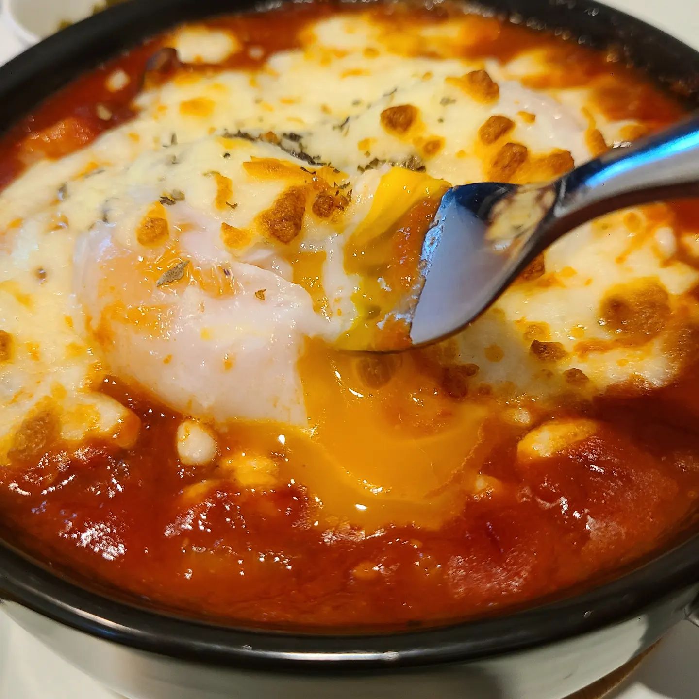 #부산맛집 동래 온천천에 위치한 
#키친아뮤즈 

브런치를 먹고 싶은데 샐러드에 빵쪼가리 말고 든든하게 먹고 싶다! 
이럴때 가기 좋은 맛집이다 

스테이크도 있고 파스타, 리조또, 풀드포크, 피자 등등 
맛있는 메뉴들만 골라서 포진해둔 메뉴판을 보고 있으면 선택장애가😅

일단 라따뚜이 에그인헬 시켜주시고 
대파로 페스토를 만들었다니 궁금해서 시켜본 새우대파오일파스타 

라따투이도, 에그인헬도 안먹어봤지만 오늘 둘다 먹은걸로 퉁침😆

매장 곳곳이 아기자기 이쁘게 꾸며져있고 
영화 라따뚜이의 생쥐도 볼 수 있음😲

🧭부산 동래구 온천천로431번길 9 1층 
(가게앞 도로 적당히 주차해야함)