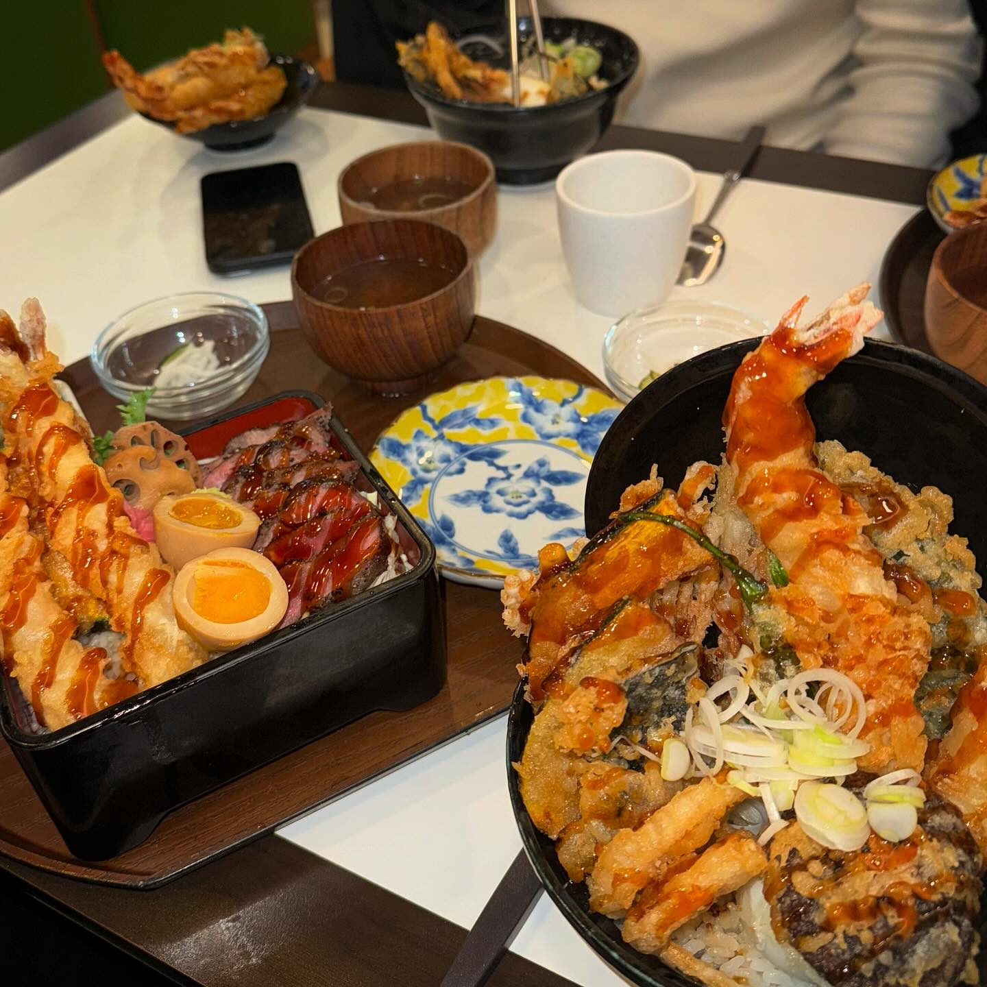 따뜻한 정이 오가는 일본식 맛집 ‘온기정 수성못점‘

오픈형 주방에 일본 느낌 가득한 인테리어 소품으로
일본 느낌이 물씬 느껴졌어요!

텐동으로 유명하지만 그 외에도 오반자이, 나베정식, 벤또정식, 동, 면류의 다양한 일본식 메뉴가 준비되어있어 
골라 먹는 재미까지 🔥

좌석마다 구비된 패드로 손쉽고 빠르게 주문 가능😎
바테이블도 있어 혼밥러들에게도 안성맞춤 좌석 🩵

따뜻한 온기 가득한 온기정 한끼하고 
바로 앞 수성못 산책까지 하면 한 코스 뚝딱 ..👍

@@야! 여기어때?

📍대구 수성못6길 9 1층 온기정
🕰️ 11:30-21:30 
  14:50-16:00 브레이크타임 (주말은 B.T없음)
 라스트오더 20:45
🅿️ 주차공간 있음

#대구맛집 #수성못맛집 #대구텐동 #텐동맛집 #온기정