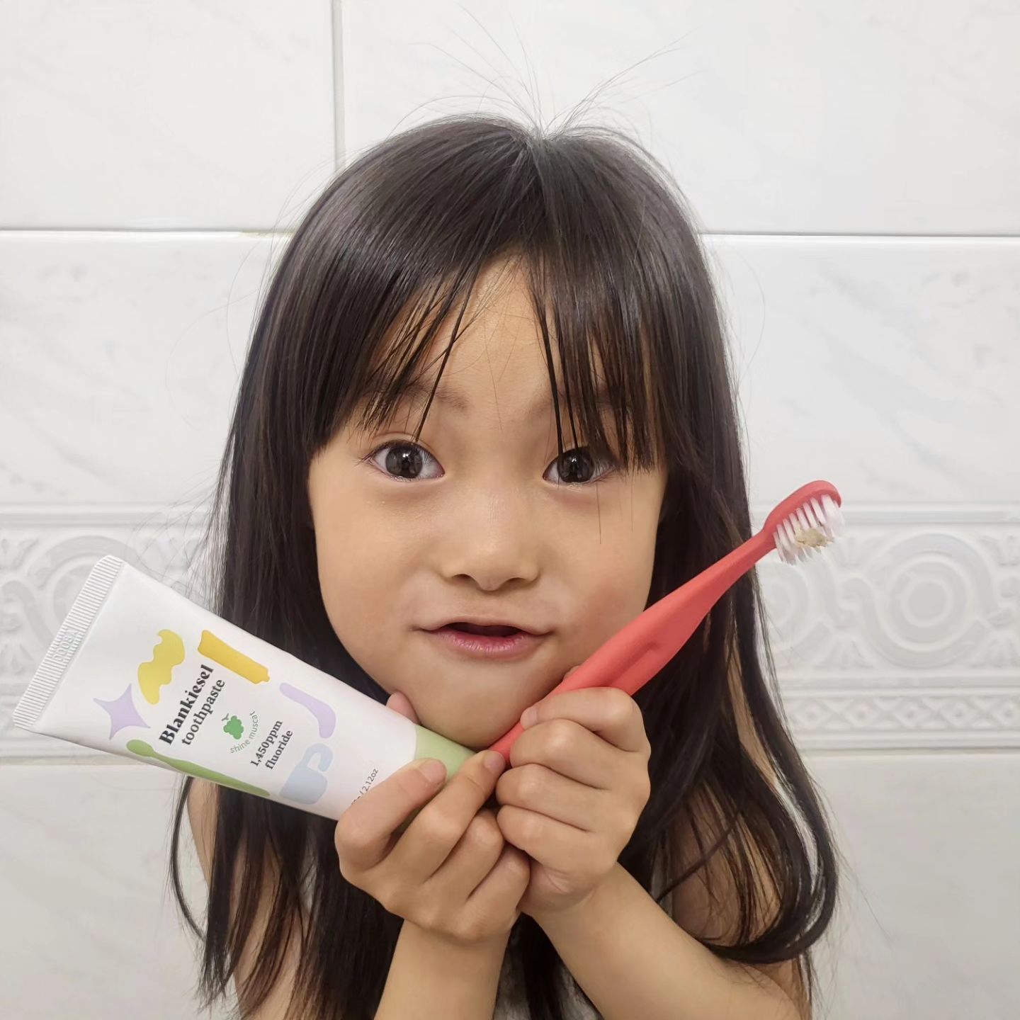 #광고 #제품제공
#블랑키즐 #어린이치약 #키즈치약 #초등학생치약 #어린이불소치약 #어린이고불소치약 #어린이충치예방 #충치예방치약
#어린이칫솔 #키즈칫솔 #초등학생칫솔 #영구치칫솔 #블랑키즐_영구치_세트 whittlestore_official

블랑키즐, 어린이치약으로 충치예방 해봐요! 

 어린이충치케어가 중요하다보니 충치케어가능한 제품으로 알아보다가
아기치약으로 네이버쇼핑 1위, 맘가이드어워드 위너, 약국입점 등 이미 유명한 블랑키즐 치약과 영구치특화 가로 패턴 칫솔모 치칸까지 케어하기 좋은 블랑키즐 칫솔을 알게됐어요.

아기치약은 블랑키즐만의 독자적인 레시피로 조합한 특표성분인 'FMX 트리플케어'로 더 강력한 충치예방을 도와주어 엄지척!

블랑키즐 치약은 무엇보다 맵지 않은 산뜻한 샤인머스캣 향이라 아이가 양치하는데 거부감 없이 좋아해요.

블랑키즐 치약은 대한구강협회에서 인증한 튼튼이마크를 획득하고 소아치과 전문의 자문을 받은 안전한 치약이라 안심하고 사용할 수 있답니다.

블랑키즐 칫솔에 치약을 짜서 스스로 이를 닦아봐요.
칫솔모 빠짐 최고 강도 테스트 완료하여 모빠짐이 적어서 마음에 들어요. 

칫솔은 굿디자인어워드 수상을 통해 효과적인 양치를 위해서 영구치의 특성을 고려한 기능적인 디자인을 인정 받아서 그런지 아이가 칫솔을 잡고 스스로 닦기 편리한 구조로 되어 있더라고요.
 
무형광&무색소 항균 칫솔모로 소아치과 전문의 자문을 받아 엄지척! 영구치 관리는 안전하게 쓸 수 있는 블랑키즐, 어린이치약으로 충치예방 해봐요!