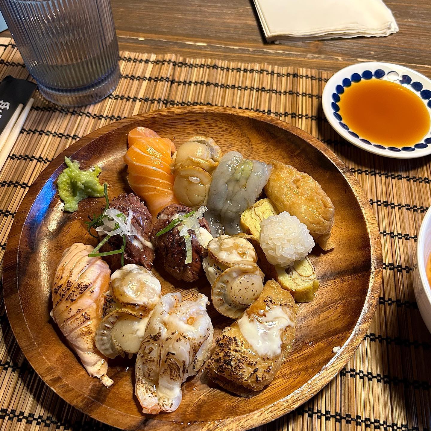 대흥동 초밥맛집 "스시크루마"🍣

진진진짜 오랜만에 먹스타올려욧😉
친구랑 초밥먹으러 갔는데 심하게 감동먹고왔어요

친구는 날것을 별로 안좋아하는데
토치로 구운 초밥이 많아서 좋았대요

날것 좋아하는 저는 기대안했는데
날것에 사알짝 불맛을 더한맛이라 더맛도리였어요🥹

대흥동 초밥집중에서는 제마음에 원탑이에요💟

자주소통해요🫣💓

#대전맛집 #대흥동맛집 #스시쿠루마 #대전초밥맛집 #원픽 #맛집 #맛집추천 #맛집스타그램