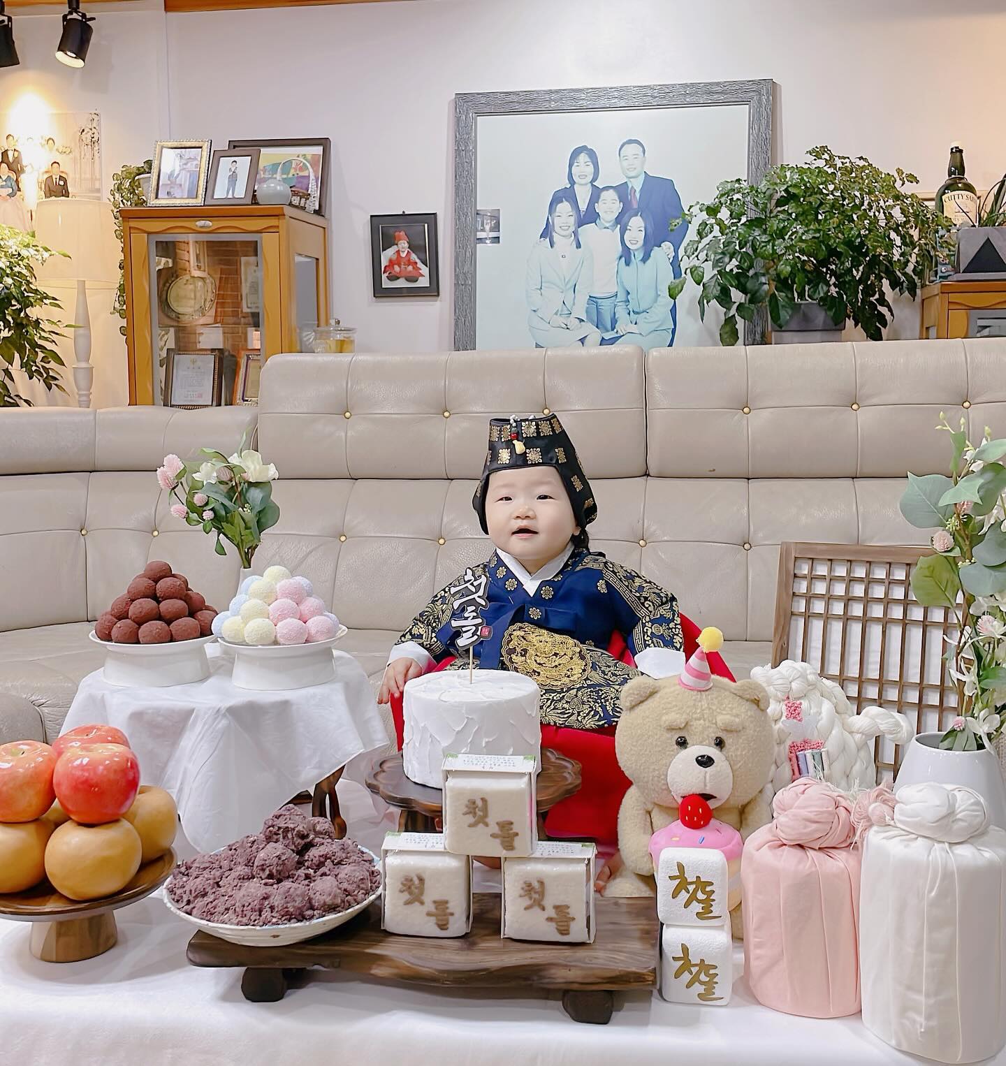 채아 첫생일 추카추카🥳🥳
작년 오늘 병원에서 진통을 하던 그날이 아직 생생한데
벌써 첫 돌 이라니 🎉🎉
할모니댁에 가족들이 다모여서 낯선지 웃어주지않는 째아
요게 최선의 사진들....😂
아!그리고 채아는 돌잡이때 첫번째는 청진기 두번째는 돈 잡았어요!!
의사가 되어 돈을 아주 많이 벌게될랑가~~
아무렴 어때 건강하고 행복하게만 자라다오💕
우리째아 생일 축하해 🎂🎂
우리 째아 무럭무럭 자라느라 고생했오💖