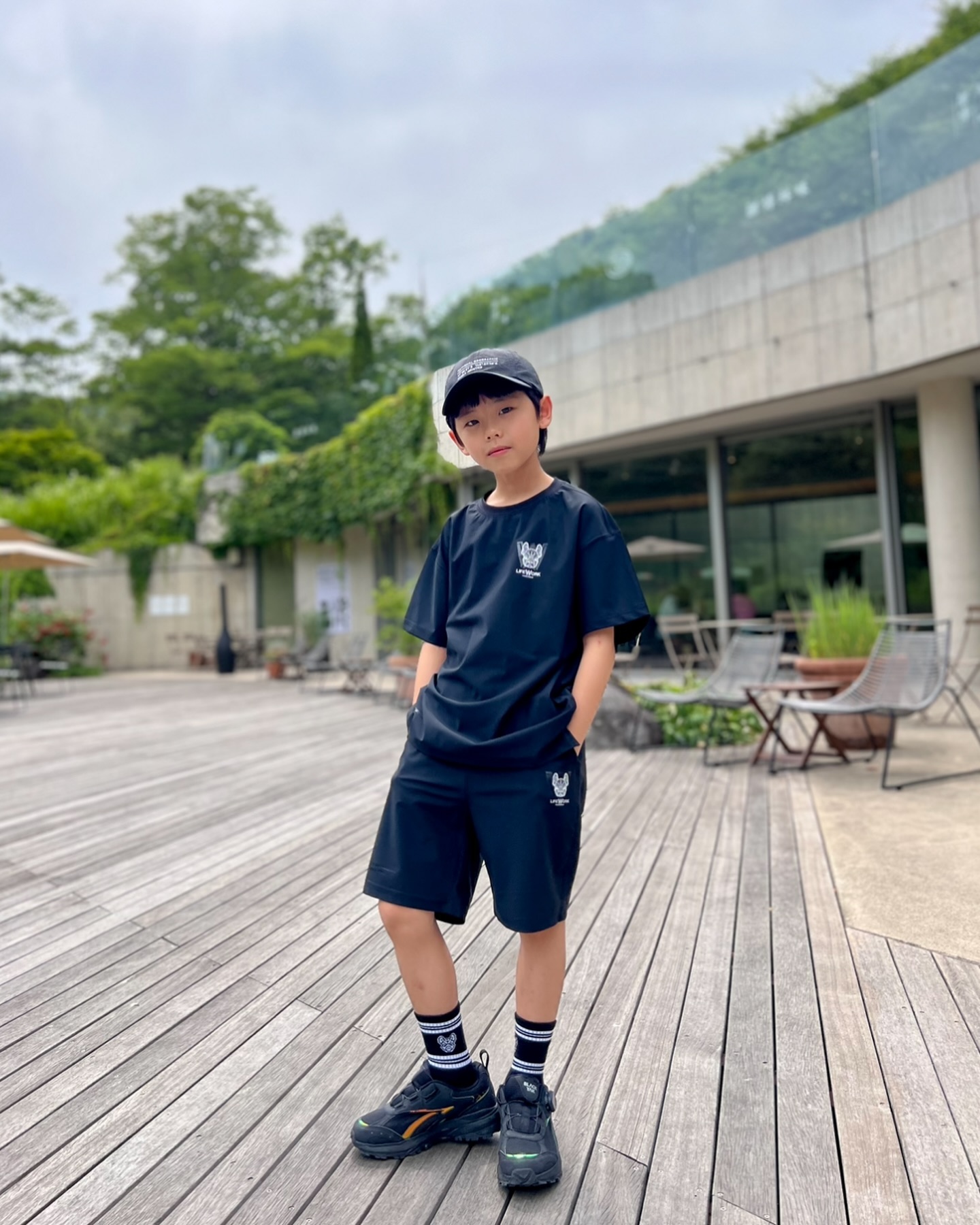 #협찬 lifework.official 

.
.
-여름에도 포기 못하는 현서의 올블랙코디 🖤

-숨어있는 디테일들이 더욱 매력적인 라독 포인트
-나일론과 스판 소재로 가볍고 활동성이 높은 코디 걱정 없는 스타일리시한 셋업
-패밀리룩이나 남녀 공용 으로도 입기 좋은 디자인&핏
-데일리룩 부터 특별한 날까지 라이프워크 셋업
-양말도 패션이다 다양한 룩에 포인트로 활용도가 높은 삭스
-공식 온라인 스토어, 오프라인 스토어에서 만나보실수 있어요🖤

.
📌현서 128cm 24kg M사이즈
📌벤츄리 미니멀라독 반팔 티셔츠 (블랙)
📌벤츄리 미니멀라독 샷 팬츠 (블랙)

.
lifework.official 

.
#협찬 #라이프워크 #lifework #라이프워크키즈 #lifeworkkids
#라이프워크셋업 #라미크워크키즈 #키즈패션 #키즈록 #키즈옷 #키즈모모티디 #키즈네일리룩 #키즈스타일 #키즈코디 #키즈브랜드 #키즈셋업