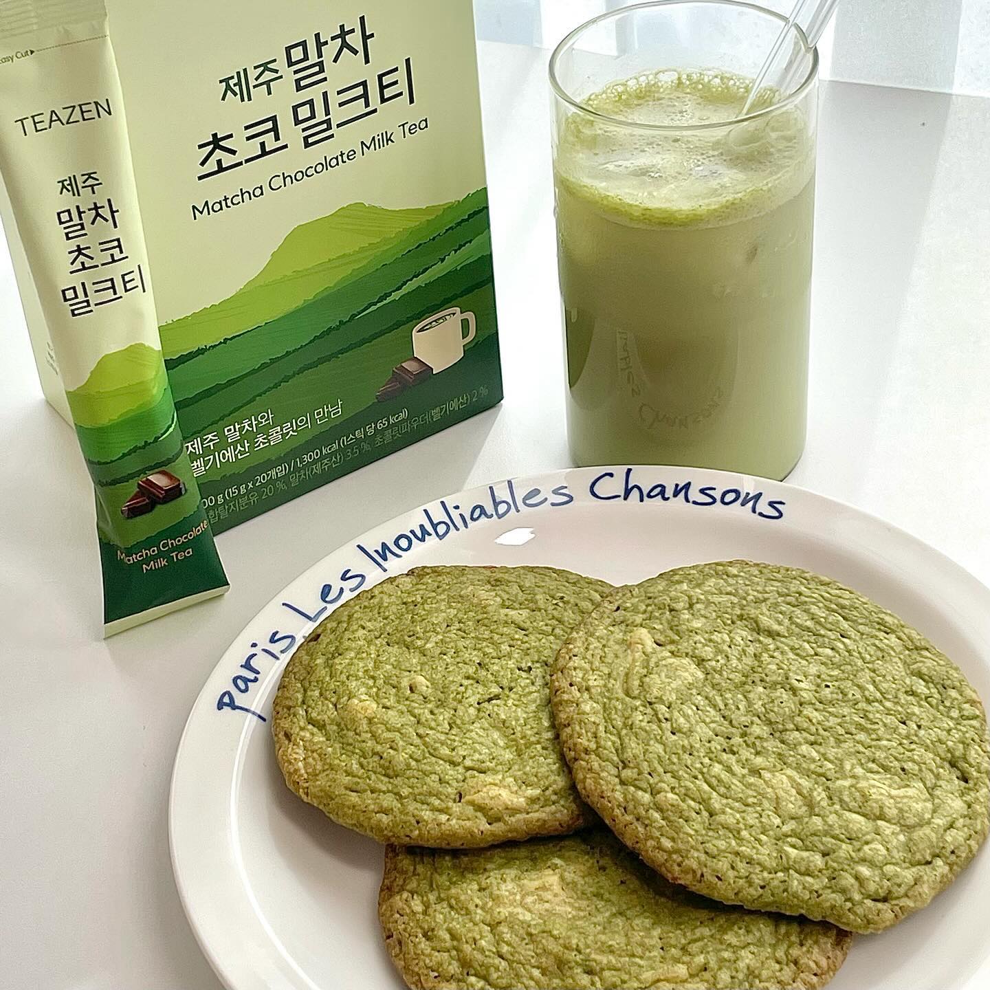 #광고 티젠의 부드러운 밀크티 🤍

티젠에서 새롭게 출시한 진한 밀크티 3종이에요 :)
3가지 맛 모두 먹어봤는데, 저는 역시 제주 말차 밀크티가 제일 잘 맞았어요 💚 밀크티를 정말 좋아하는 사람으로서 진한 향도 너무 만족스러웠구요 :)
말차 밀크티로 쿠키와 라떼를 만들어봤는데요,, 진짜 레시피 너무너무 공유해드리고 싶을만큼 잘 어울렸어요 !!

가루와 소량의 물을 섞으면 스프레드 느낌으로 즐길 수 있는데요 !! 저는 호지차 카라멜 밀크티 스프레드와 베이글의 조합으로 만들어봤어요 🤎

마지막으로 얼그레이 바닐라 밀크티는 따뜻하게 거품을 내어서 만들어봤어요 ㅎㅎ 역시나 진한 얼그레이 향을 즐길 수 있어서 너무 만족스러웠어요 🤭
다들 어떤 방법으로 티젠의 밀크티를 즐기실지 궁금하네요 🥰
teazenofficial 🤍

#티젠 #밀크티 #말차 #호지차 #얼그레이 #라떼 #쿠키 #베이글