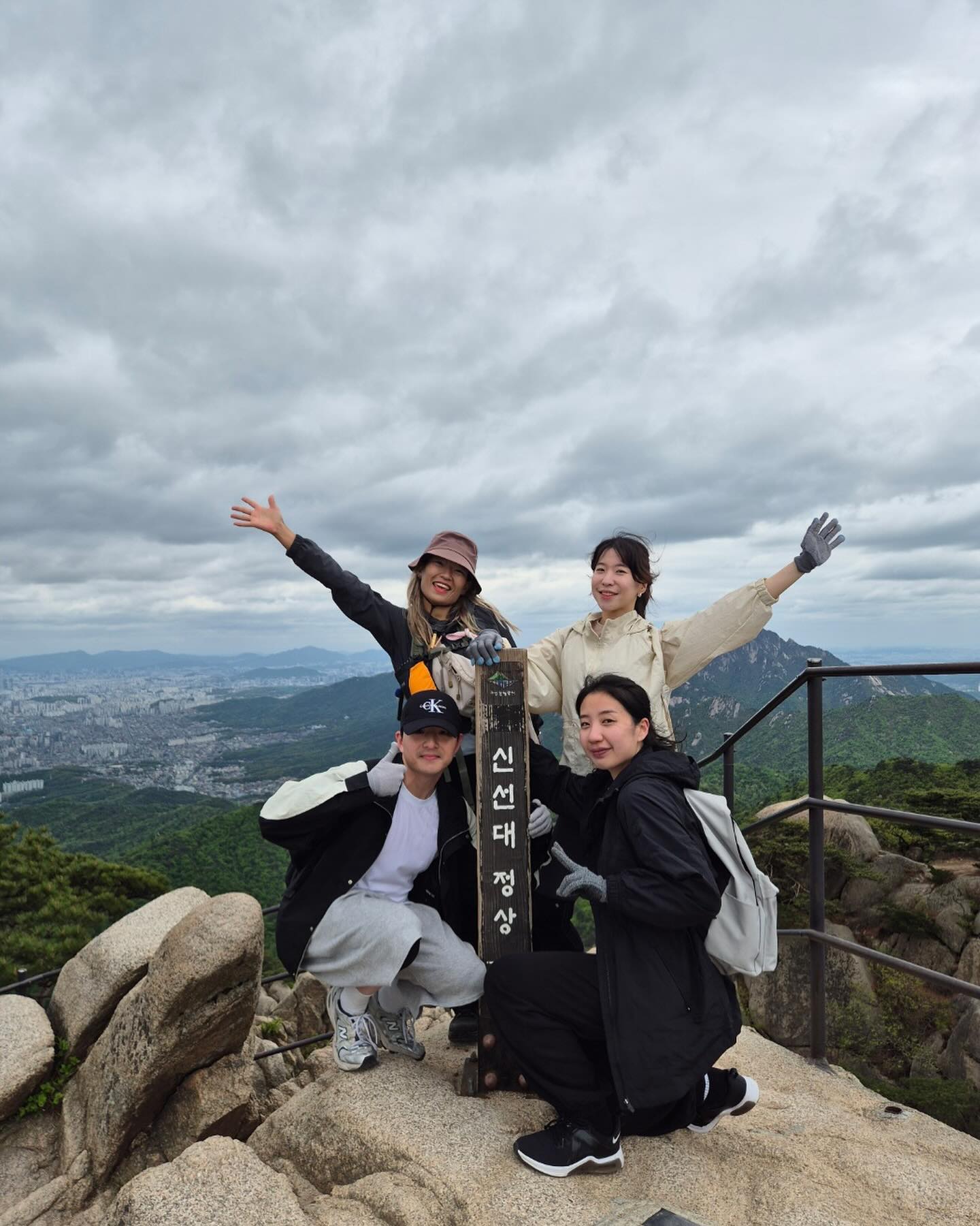 240421 #도봉산 #신선대정상726m

따라가기만 했던 도봉산을 리딩하면서 가려니 길이 어렵지 않은데도 내려올 때 마당바위로 내려오려다가 엉뚱한데로 하산함ㅋㅋ 또 알바를 했지만~ 그 또한 길이었기에 다~행~ 

양고기 좋아하는 샘들이랑 뒷풀이는 야장감성 느끼러 #도봉산양고기 진짜 양고기도 넘 맛있고 술도 술술 들어갔당! 다 동네친구라 2차는 동네로 이동해서 꽁꽁얼어붙은 고양이 릴스(미공개)도 찍어따! 

행복모먼트 가득했던 주말이어따 헿