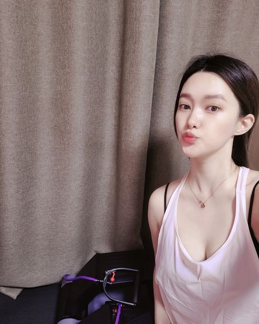 ෆු(⌯'▾'⌯)ෆු on Instagram: "#광고 ㆍ ㆍ 집에서도 놓칠 수 없는 유산소&근력운동🤍 ㆍ 층간소음 걱정없는 무충격 에어테크시스템에 1~5단계까지 강도 조절까지 가능하고 ㆍ 인터벌 트레