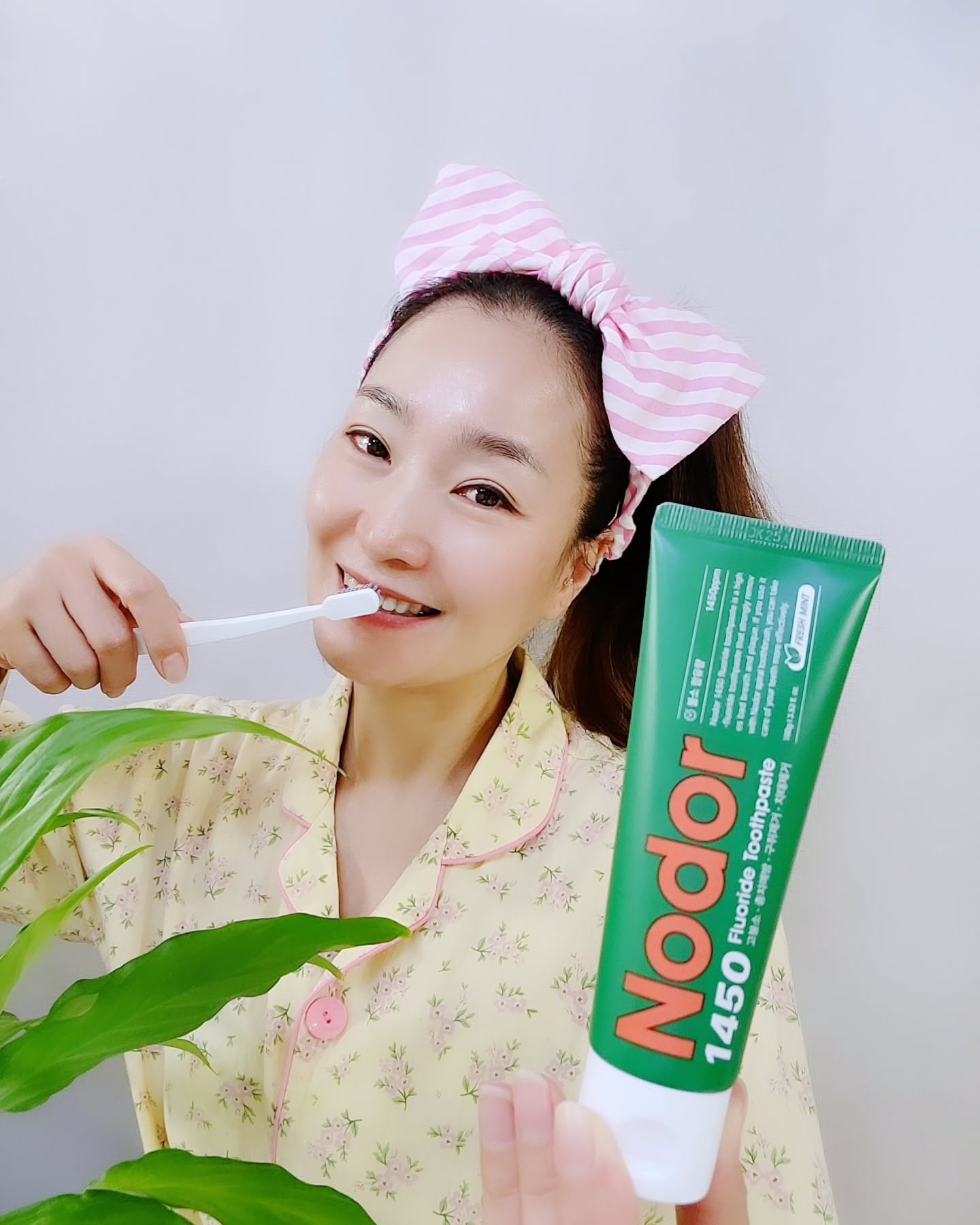 #협찬 
#노도르 #1450불소치약 
#스파이럴칫솔
🏷nodor_official_

꼼꼼히 양치질해도 사라지지 않는 입냄새 고민!
구강에 남아있는 백태와 유해균 때문이라는데,,
프로테아제+ 불소+녹차추출물 배합
구취 케어 솔루션 ✔️
노도르 1450불소 치약을 사용 해 보았어요..

백태 최대 97.8% 감소에 도움을 주는 치약으로
사용 해 보니  백태가 많이 사라지는 매직 !!
살짝 박하&민트 느낌 이랄까 화한 느낌인데
시원하고 개운함이 확실하고,
특히 입냄새가 사라지니 정말 좋더라구요 ~♡

🔸️노도르 1450불소 치약
양치 1번으로
숨어있는 세균까지 99% 제거 ✔️ 
까다로운 인증 기관에서 입증된
트리플케어 고불소 치약 !!

🔸️스파이럴 칫솔
좁은 틈새까지 이물질과 치석한 번에!
특수 제작 치실처럼 미세모를 나선형으로 꼬아
이물질, 굳은프라그 완벽 제거에 효과적
0.01mm 미세모에 99.9%자체 항균 까지 최고!!

2중 꼬임으로 탄탄하지만 잇몸 자극은 최소화
칫솔 헤드 사이즈도 적당해서 
치아 구석구석 닦기 안성맞춤!!
잇몸이 약한편인지라 칫솔 사용에 예민한데,
적당한 자극으로 치간 사이사이 잘 닦이니 
만족스럽더라구요..
남편님께도 선물 해야겠어요~♡♡

패키지 포장까지도 고급지고 
가족과 지인분들께 선물하기도 좋을거같아요. 

#고불소치약 
#불소치약 
#노도르치약 
#백태치약 
#스파이럴칫솔 
#백태제거 
#입냄새치약
#입냄새안녕