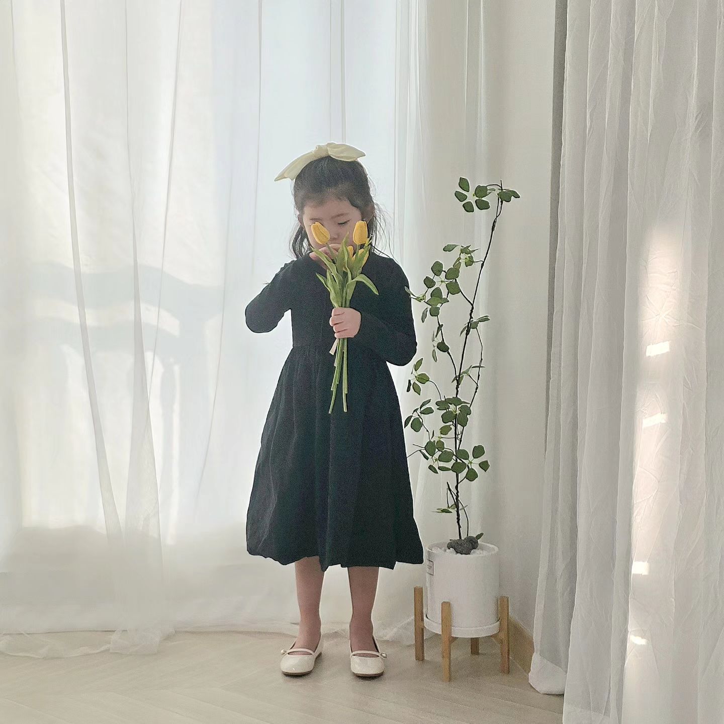 #협찬

큼직한 진주가 포인트🤍
둥근코디자인이라 귀엽구
애나멜소재로 빛나서 고급스러운 메리제인 봄신상구두!
아이보리, 핑크, 퍼플, 레드, 옐로우, 블랙 등 파스텔톤의 6가지 컬러~
사이즈는 160부터 230까지!
밑바닥은 미끄럼방지 효과가 있어요
✔️리오더없는 한정수량

예쁜 봄신상구두신고 꽃구경하러가자🌸🌸
🌿구두 구매는 메리제인 스마트스토어
https://naver.me/5wAgkZBM

#반짝이플랫 #여아구두 #반짝이구두 #애나멜구두 #새학기학생화 #초등학생화 #어린이구두 #유아구두추천 #여아슈즈 #맘앤키즈 #봄신상구두 #메리제인구두 #메리제인슈즈 #메리제인플랫