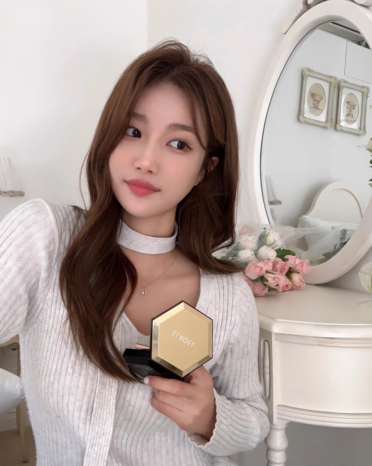 #광고 elroelcosmetic 🤍
1세대 메이크업 아티스트 '유양희 원장님'의 블렌딩 노하우를 쿠션에 담은 엘로엘의 블렌딩쿠션🤍

4가지 베이스 톤업크림+파운데이션+컨실러+광크림을 담아 허니콤 구조로 만들어진 쿠션인데요! 블렌딩되며 피부에 빈틈없이 채워져 꼼꼼한 커버가 가능해요! 비포 애프터 커버력 보이시쥬...?🫶🏻

이탈리아 캐비어, 초저분자 히알루론산과 콜라겐, 시카함유로 보습광도 놓치지 않는✨ 저자극 테스트, 민감성 피부 테스트까지 완료해 모든 피부에 사용이 가능해요 :) 촉촉하면서 커버력 좋은 쿠션 찾고 계시다면 추천! 

#ELROEL #엘로엘 #엘로엘쿠션 #블렌딩쿠션 #육각쿠션 #4IN1쿠션 #방패쿠션 #광채쿠션