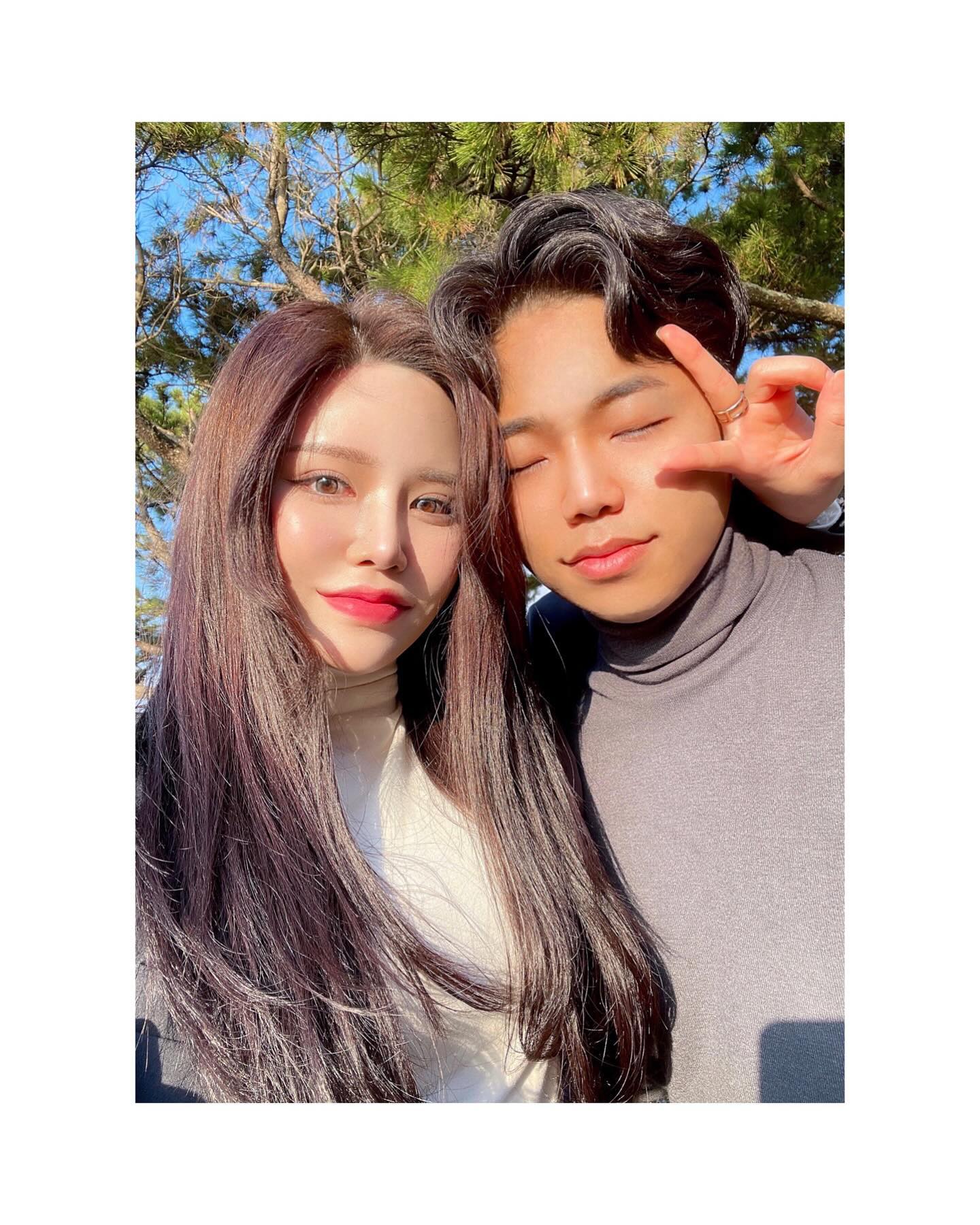:)
__
24.05.01 : 5주년 ' 기념 구남친 구여친 시절 사진 대방출!!!!!✨ 

오늘 저희 부부가 사랑한 지 5주년 되는 날 이에요 😚🫶🏻 

추억에 젖어 사진첩 구경하는데 5년동안 저희 지금 많이 늙었네요.. 하하

오늘 빨간날이지만 저는 오전에 알바를 다녀왔거든요! 

아침에 ' 뭐 할 말 없나 ' 라고 하니 ' 결기도 아닌데 뭐 ' 라고 하더라구여ㅋ

혹시 잠이 덜 깻니? 그게 할말이니? 빡침이 몰려왔지만 좋은날이니 .. 후 

몇번이고 따로 세야한다고 말했는데도 참 ... 남자들은 원래 그런가요 🤯 

나만 추억에 젖었네 나만 ☹️ 쳇 .. 그래도 옛날사진보니 풋풋하긴 햇네 ㅎ

저럴 때도 있었는데 말이지 (❁´▽`❁) 지금은 돼지 두 마리... 하하하

제가 사진 찍는 걸 워낙 좋아해서 사진이 엄청 넘쳐나거든요 ㅎㅎㅎㅎ 

다음에 기회가 된다면 한번 더 풀어볼께요! 궁금해하실 진 모르겟지만.. 🥹 

곧 결기 1주년 이지만 , 이 기념일도 지나 칠 수 없으니!! 기록하겠써!!! 

5주년 축하해 뚠땐씨 - 비록 챙겨야대냐 해서 좀 빡치긴했지만 , 

난 우리가 젤 처음 사랑하게 된 날을 제일 중요하게 생각해! 앞으로도 쭉! 

그러니 담부턴 화나게 하지마렴^^* 하늘만큼 땅만큼 사랑하고 또 사랑해❤