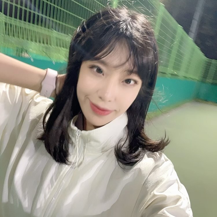 #주말 #일상기록 
나의 소중하고 행복한 주말 💚
내곡테니스장 joanne.p_p 덕분에 처음 가봤다 엄청 좋았지만 너무 춥고
4번 하드코트에서 인어공주 포즈로 소리지르며 자빠진 것은 비밀 😫 
다리가 고장나기 일보 직전이었지만 창피해서 씩씩한 척 벌떡 일어났다ㅋ
다리도 아프고 발목 손목도 이상하지만 맛난 것 먹으니까 바로회복 😳
.
운동하고 맛있는 것 먹는 시간이 가장 행복 힐링😝 
#킹크랩 왕크니까 왕맛있다
마라새우딤섬 진짜 딤딤섬보다 맛있는 맛 🫶🏻
.
심통이 자꾸나는 요즘 
인정하고 받아들이는 것이 아직도 너무 어렵다. 
나의 테니스 실력도 나의 인생도 나의 부족한 성격도 차근차근 꾸준하게 성장할 수 있도록 노력해야지 🥵
.
#테니스룩 #테니스웨어 #테니스그램 #테니스장 #테니스룩 #테니스치는여자 #좋아요 #주말일상 #주말여행 #바람막이 #바람막이코디 #운동기록