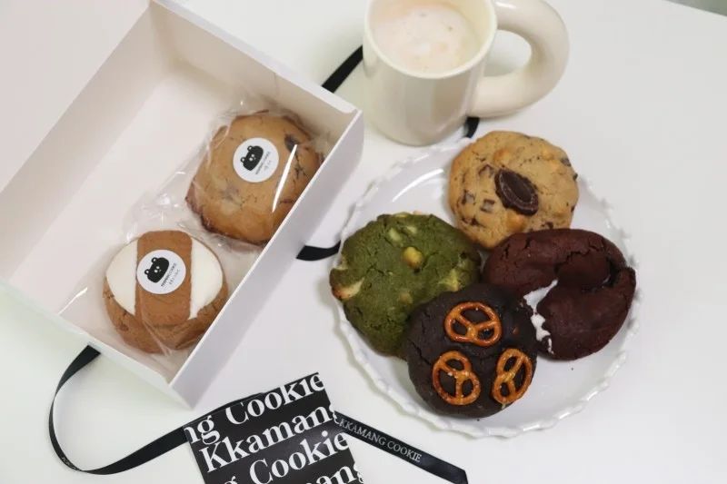 #협찬

평소에 커피를 자주 마셔서
coffee와 잘 어울리는 디저트를
찾게 되더라고요! 
맛있으면서 보기에도 좋고 
깔끔한 포장으로 답례품으로도 손색없는
시흥 수제쿠키 선물세트 까망쿠키 

가정의 달을 맞이해서
원하는 수제쿠키 6~7개 고른 다음에
추가상품 선택에서 선물패키지 선택하면
카네이션이 그려진 포장과
리본, 감사 메세지를 적을 수 있는
카드도 함께 보내주신다고 하니
소중한 분들께 수제쿠키세트 
선물해보시는 것도 넘 좋을 것 같네요! 

#까망쿠키 #답례품 #시흥쿠키 #수제쿠키 #쿠키선물세트 #디저트택배 #쿠키맛집