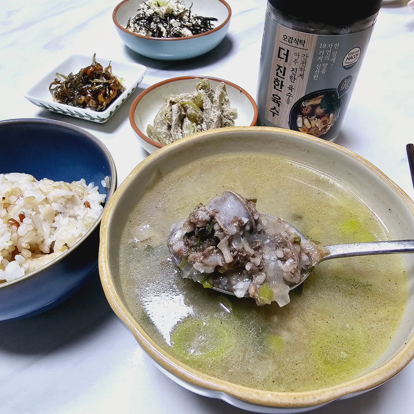#협찬 × #오감식탁 

집에서 전천후로 사용하고 있는 더진한육수에요

나물 무칠 때도 쓰고 찌개, 국 끓일 때도 항상 넣고 있어요
양식, 중식, 한식 모든 요리에 활용할 수 있어요

국물 있는 요리는 물 200ml에 1알 넣으면 되는데

간 봐서 개수를 조절해서 넣으면 더 맛있게 요리할 수 있어요

요즘 날이 추워서 남편도 애들도 좋아하는 고기 순대를 듬뿍  넣은  순댓국을 자주 끓여주는데

사골국에 물 넣고 더진한육수 2~3알 넣고 마늘, 파, 새우젓, 소금, 들깻가루 넣고 고기순대 넣고 끓이고
대대기는 만들어서 어른만 국에 넣어 먹어요

오감식탁은 동전육수, 코인육수 시장을 개척한 원조인데요
확실히 맛이 진하고 깔끔해요

"더.진.한"은 오감식탁 더진한 육수가 원조에요!!

#더진한육수 #육수요리 #레시피 #살림 #홈쿡