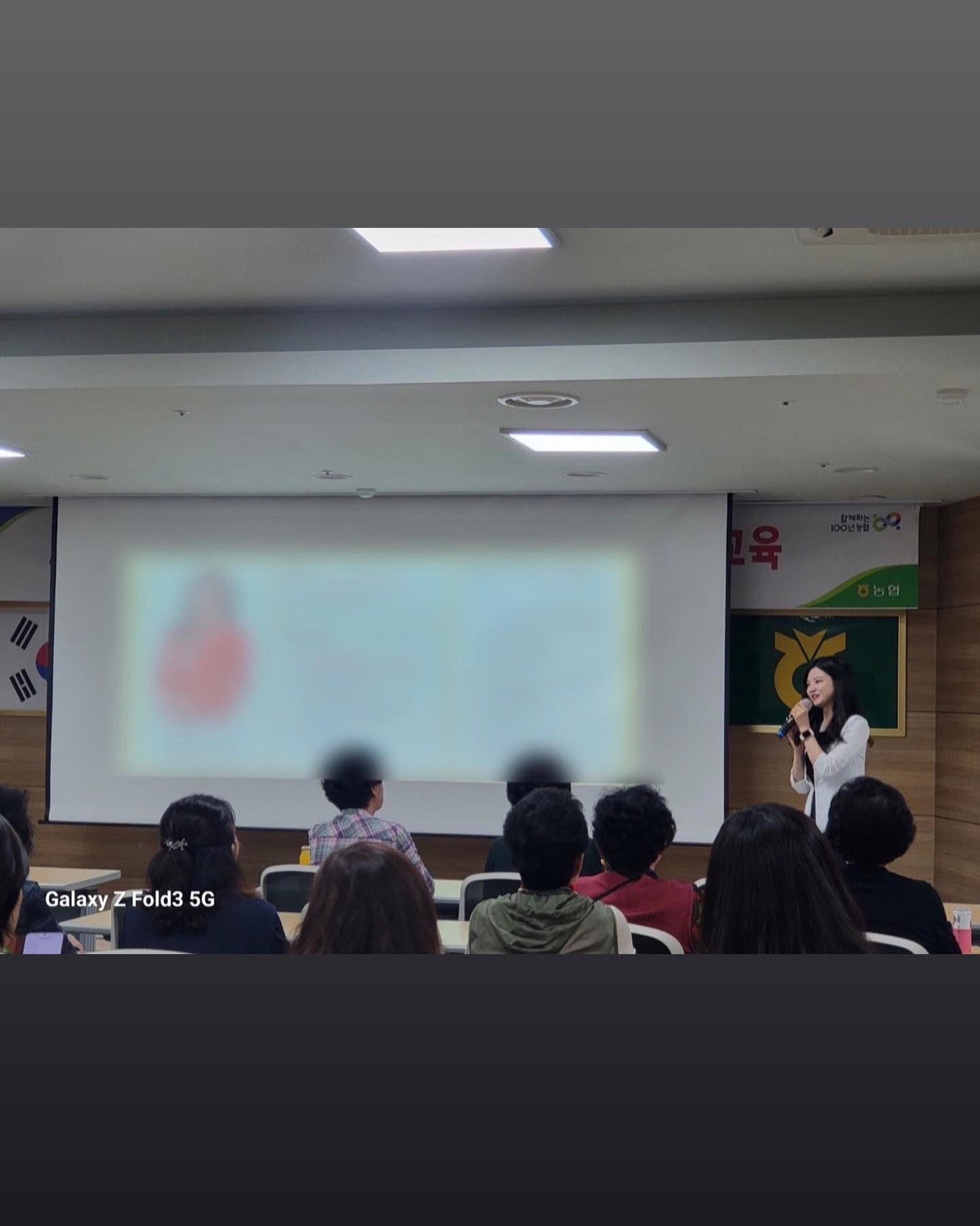✔️지역농협 농업인행복콜센터 CS교육

지역농협에서 이번에 새롭게 시작하는
농업인행복콜센터 봉사단원분들을 대상으로
CS교육을 진행하고 왔습니다 ◡̎

상대적으로 연세가 있으신 교육생분들과 함께 해서
그에 맞추어 쉽지만 유익한 내용,
또 나이대에 맞게 재밌는 활동들로 구성했습니다💛

직접 적어주신 후기들을 보니 감동이에요 .. (՞•̥ ̫•՞)
좋은 기회로 이제부터 주기적으로
전국의 봉사단원 분들을 뵙게 될텐데요 .. ❤︎
앞으로도 유익한 내용 전달해 드릴 수 있도록 노력하겠습니다 ◡̎