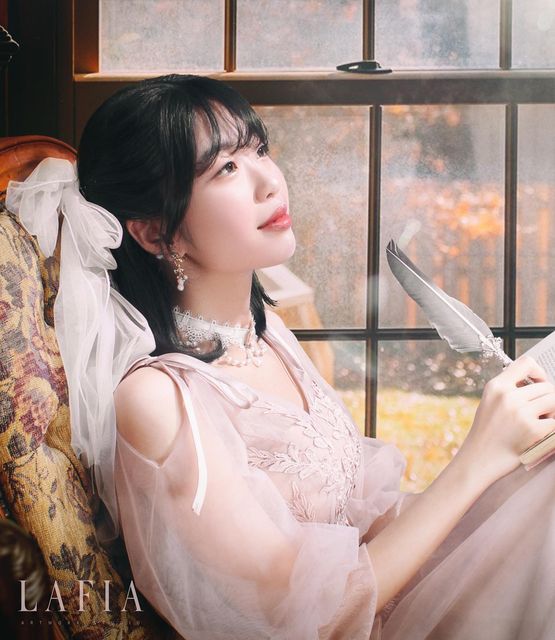 문예진(文禮眞) on Instagram: "비커밍제인 컨셉 촬영하고 왔어요! 누구나 촬영 가능하니 라피아 스튜디오로 가보세요! 촬영 스튜디오 @lafia_artwork 사진 작가님 @g.arden_p 헤어&메이크업 작가님 @la_