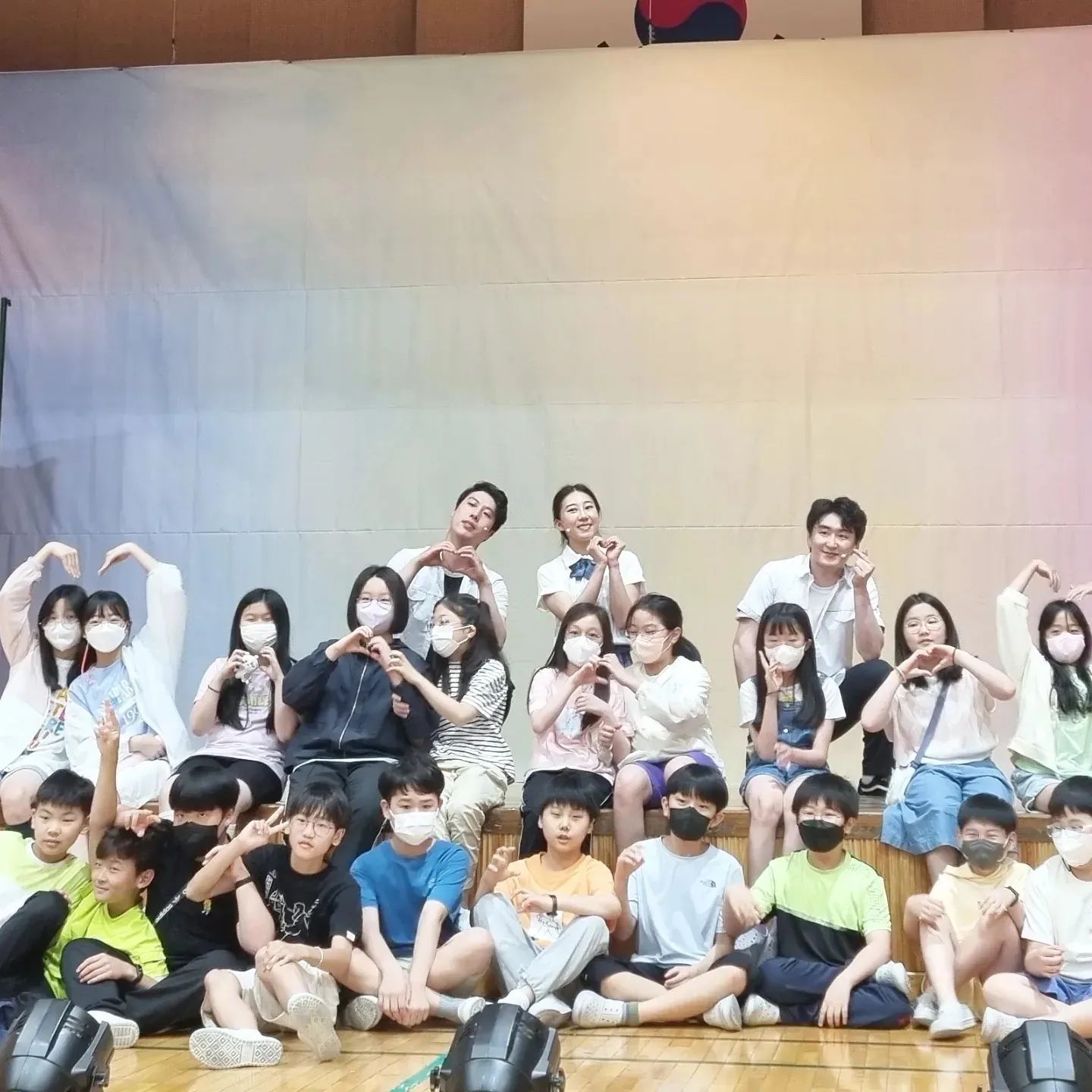 청소년 장애 인식 개선과 학교 폭력 예방을 위한 창작 뮤지컬 '달라??달라!!'가 서울 길원초등학교 친구들을 만나고 왔어요!!♡ 

길원초 학생들의 너무나도 뜨거운 반응에 배우들도 신이 나서 더욱 열정적인 공연을 선사했습니다!! 

답사부터 공연까지 많은 도움을 주신 서울길원초등학교 선생님들과 뜨거운 반응으로 공연 내내 함께 해준 우리 학생들 그리고 땀 흘려 열정적인 공연을 해준 배우님들 그리고 스텝분들 모두모두 감사합니다!! 

더욱 건강한 모습으로 또 만나요!!♡ 

#서울길원초등학교 #공연 #뮤지컬 #달라달라 #장애인식개선 #학교폭력예방 #글로벌뮤지컬그룹