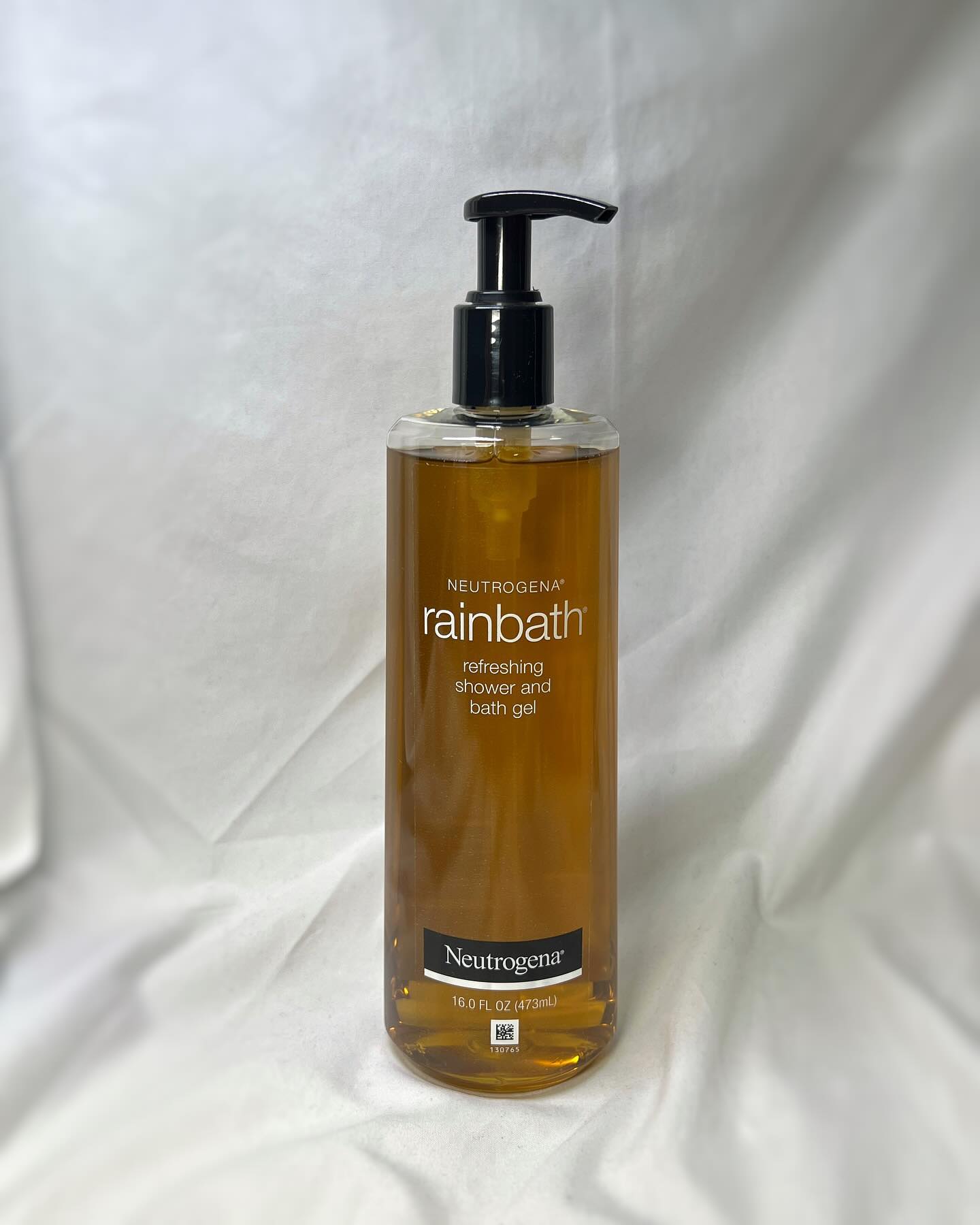 #광고
[Neutrogena] rainbath refreshing shower and bath gel 473 ml
뉴트로지나 레인바스 리후레싱 샤워 & 바스 젤_오리지널

제품 이름을 보시면 그냥 바디워시가 아니라 샤워 & 바스 젤이잖아요? 일상적인 가벼운 샤워 뿐만 아니라 느긋하게 목욕을 할 때에도 사용할 수 있어요. 그만큼 거품이 풍성하답니다. 저에게 뉴트로지나 제품은 촉촉할 거란 기대가 있었는데 역시나 욕실을 나온 후에도 피부가 촉촉한 느낌이라 좋았어요.

그리고 피부 컨디션과 가장 유사하다는 pH 4.2~5.0의 저자극 약산성 바디워시라 건강한 피부 pH 균형을 맞춰주어 예민한 피부도 안심하고 사용할 수 있어요.

제가 사용해 본 건 오리지널 타입으로, 오리엔탈 엠버향인데요. 탑 노트로 레몬, 오렌지, 라임, 로즈마리가 들어가고 미들 노트로는 라벤더, 장미, 릴리 오브 더 밸리, 그리고 베이스 노트로는 엠버, 시나몬, 바닐라가 들어가있다고 해요. 향알못인 제가 느끼기에도 흔하지 않고 고급스러운 향기였어요. 뭔가 여행 가서 묵은 고급 호텔의 어매니티로 나올 법한 그런 향이요..! 엄청 가볍지도 무겁지도 않은 아로마틱하고 포근한 향이에요. 샤워하고 나면 이불에 폭 파묻혀 잠이 솔솔 올 것 같은 향이요 :)

전 이번에 체험단으로 만나봤지만 가격도 괜찮아서 이거 다 쓰면 재구매 의사 완전 있어요 히히.. 재구매하게 되면 오션미스트랑 페어&그린티도 써보고 싶네요💗

.

.

.

#15그램 #15그램뷰티 #15그래머 #뉴트로지나 #레인바스 #약산성바디워시 #퍼퓸바디워시 #향좋은바디워시 #바디워시추천 #바디워시 #우디바닐라향 #베르가못머스크향 #프리지아그린애플향 neutrogenakorea