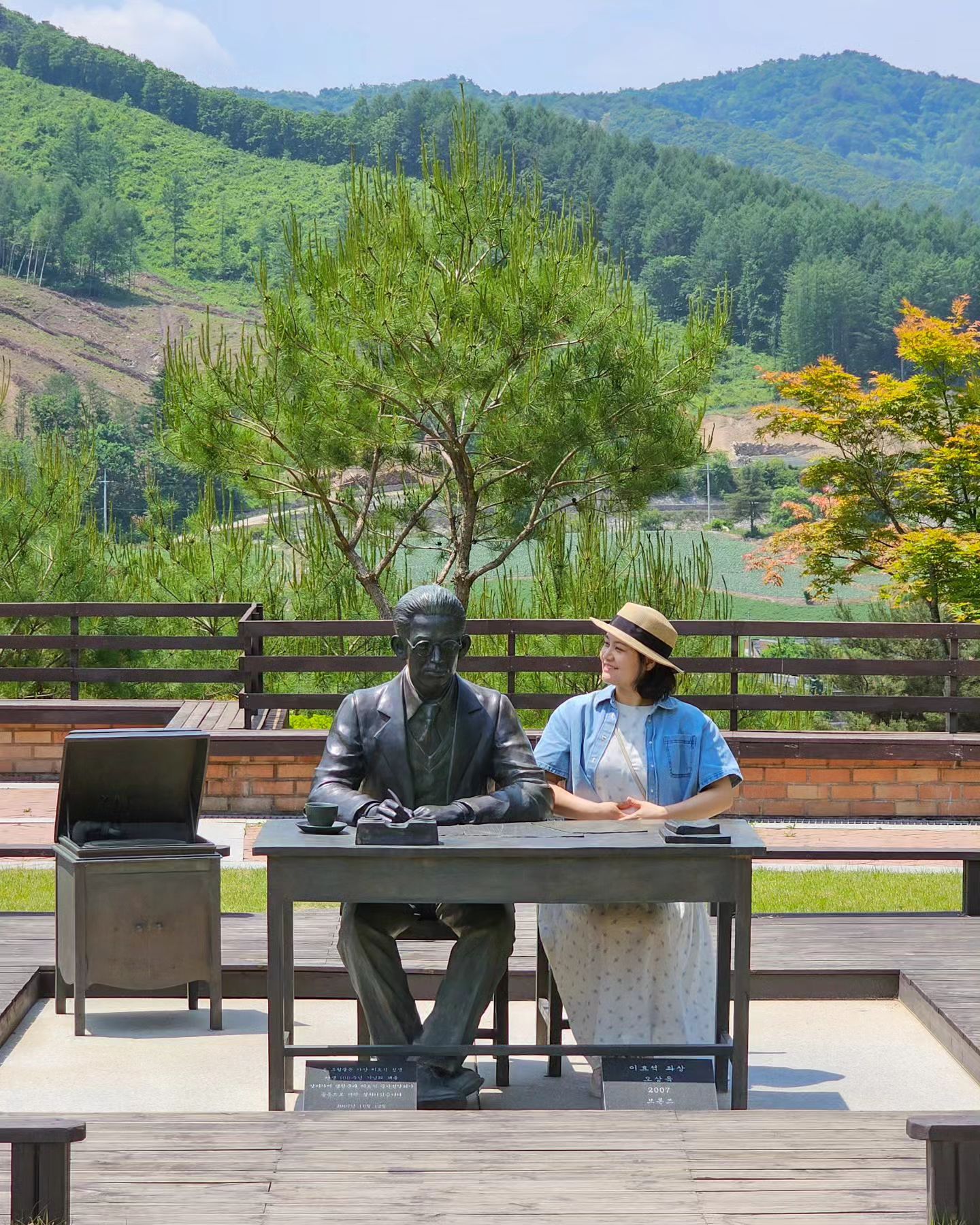 ________________________
봉평 하면 생각나는 소설✍️

단편소설 '메밀꽃필무렵'만 알고 🌿
작가에 대해서는 아는 것이 없었는데 
이곳에 와서 조금이나마 
이효석 소설가에 대해 알게 되었어요.

그냥 둘러보지마시고 
해설 신청하셔서 함께 보세요.
아는만큼 보이더라고요 🎈

📍이효석문학관 
📍강원 평창 효석문학길 73-25 
📍휴무일 : 월요일 

#이효석문학관 #봉평가볼만한곳 
#평창가볼만한곳 #평창갈만한곳
#봉평갈만한곳