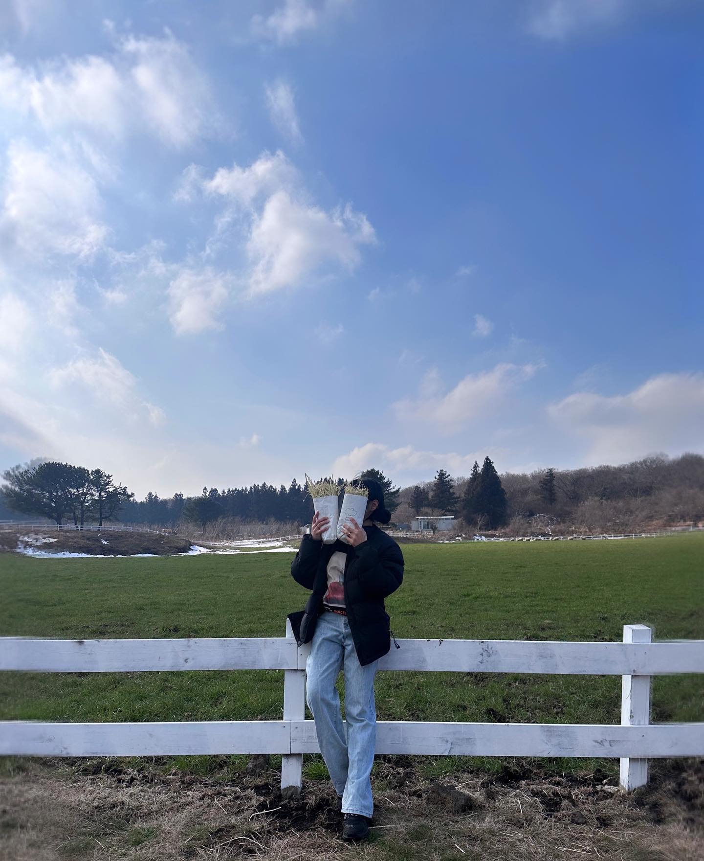 눈물 콧물 질질 💧

그래도 어쩌다 쉬는 날 
포기 못하즤 

몸 살 예약 💧

그래도 나오면 너 무 좋아

매일 지나가다가 꼭 한번 가야지 가야지 했는데
드디어 와 봤당
날씨도 좋고 너무 푸르니까 좋아서 날뛰다 그냥 슬라이딩
바지는 진흙탕 ㅠ_ㅠ 다행이도 차에 여벌옷이 있었던..
결국 이꼬라지가 됬지만 너무 좋네 오늘 💙
.
.
.
#삼다마을목장 #양떼목장 #제주목장