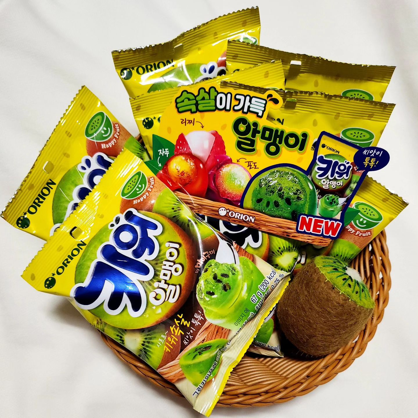 #제품제공 
orion_world

오리온에서 삼형제네로 선물🎁이 도착했어요.
박스를 뜯어서보니 젤리와 스페셜키트 구성으로  바구니와 키위키링까지 들어있었는데 워낙 젤리덕후인 아이들이 서로 뜯어달라고 성화여서  사진찍고 먹자고 하는데 뜯자마자 입으로 넣기 바빴답니다.  오리온에서 도착한 선물은 다름아닌  까먹는 젤리 원탑 알맹이 시리즈에서 신상 새콤달콤 열대과일 '키위🥝' 였는데 쫄깃한 젤리 속 사르르 녹는 키위 속삭이 가득 톡톡 씹히는 키위씨까지 갓벽 구현한 젤리로 일반 젤리보다 더 맛있고 알맹이가 알차서 진짜 아이들 간식으로도 어른들 간식으로도 손색 없을정도로 너무 맛있었고 부담없이 먹기에 좋아서 자꾸만 손이가서 한봉지 뜯음 순삭할 정도로 맛있는 젤리예요😋 당분간은 젤리 덕후 아들들 간식으로 잘먹을거 같아요~평소도 자주 먹던 알맹이 젤리 포도, 자두,리찌도 같이 즐기면 더 좋지만 신상인 키위알맹이가 더 부드럽고 맛이랑 식감에선 더더 최고👍 특별한 젤리를 즐기고 싶다면 오리온 알맹이젤리 4총사를 추천💕

#오리온 #신상젤리 #알맹이젤리 #알맹이 #샤르르톡톡 #키위 #키위속살 #속살미가득 #키위알맹이 #포도알맹이 #자두알맹이 #리찌알맹이 #간식추천 #과자스타그램 #젤리스타그램 #간식스타그램 #젤리덕후들 #삼형제맘 #워킹맘 #육아맘일상 #육아맘소통 #팔로우 #좋아요