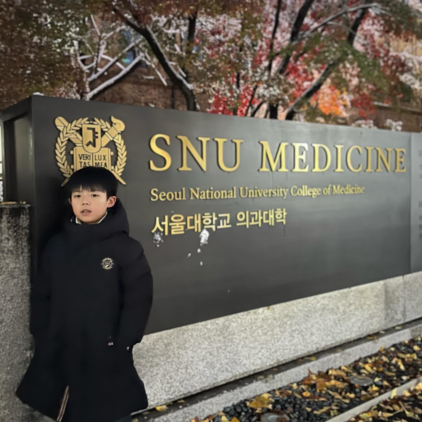 오늘 우리는 서울에 발목을 잡혀따 ㅜㅜ
내일 ct찍고 피검사도 또하고 가야하네. . . 

차도없고 길도 모르고 너무추운데~~~
집에 갈 수 없구나 

이래도 저래도 좋으니까 아프진 않길🙏🏻아무문제없길🙏🏻
첫눈마즈며 빌어봄🤣

#내사랑
#서울대학교어린이병원 
#건강하게만자라다오 
#춥다
#서울
#육아
#일상