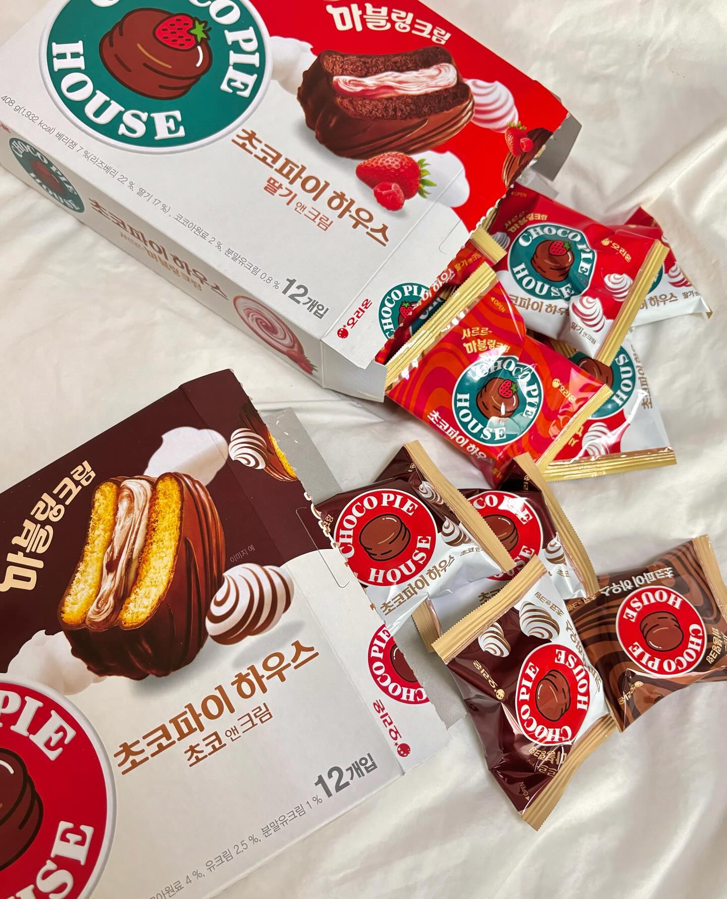 #제품협찬 #초코파이하우스 

오늘은 #오리온 의 신상제품 #초코파이하우스 
마블링크림을 데려왔습니다! 

초코파이하우스 마블링크림은 딸기앤크림이랑 초코앤크림 
두 가지 맛으로 구성되어있는데 
딸기앤크림은 상큼한 딸기잼과 부드러운 크림이 만나 
조합이 괜찮더라구요? 초코앤크림은 다들 아시는 맛,,?
마블링 크림은 마쉬멜로우가 아니라 달콤한 크림이 들어가서 
기존 초코파이보다 더 부드럽고 촉촉한 느낌이 들었습니다.
크림에 마블링이 잘 보이지는 않지만,,?
맛은 괜춘했던 초코파이 하우스 마블링 크림! 추천드려요🥰

#초코파이하우스 #초코파이 #마블링크림#오리온초코파이 
 #오리온신상 #신상과자 #주파민카페투어