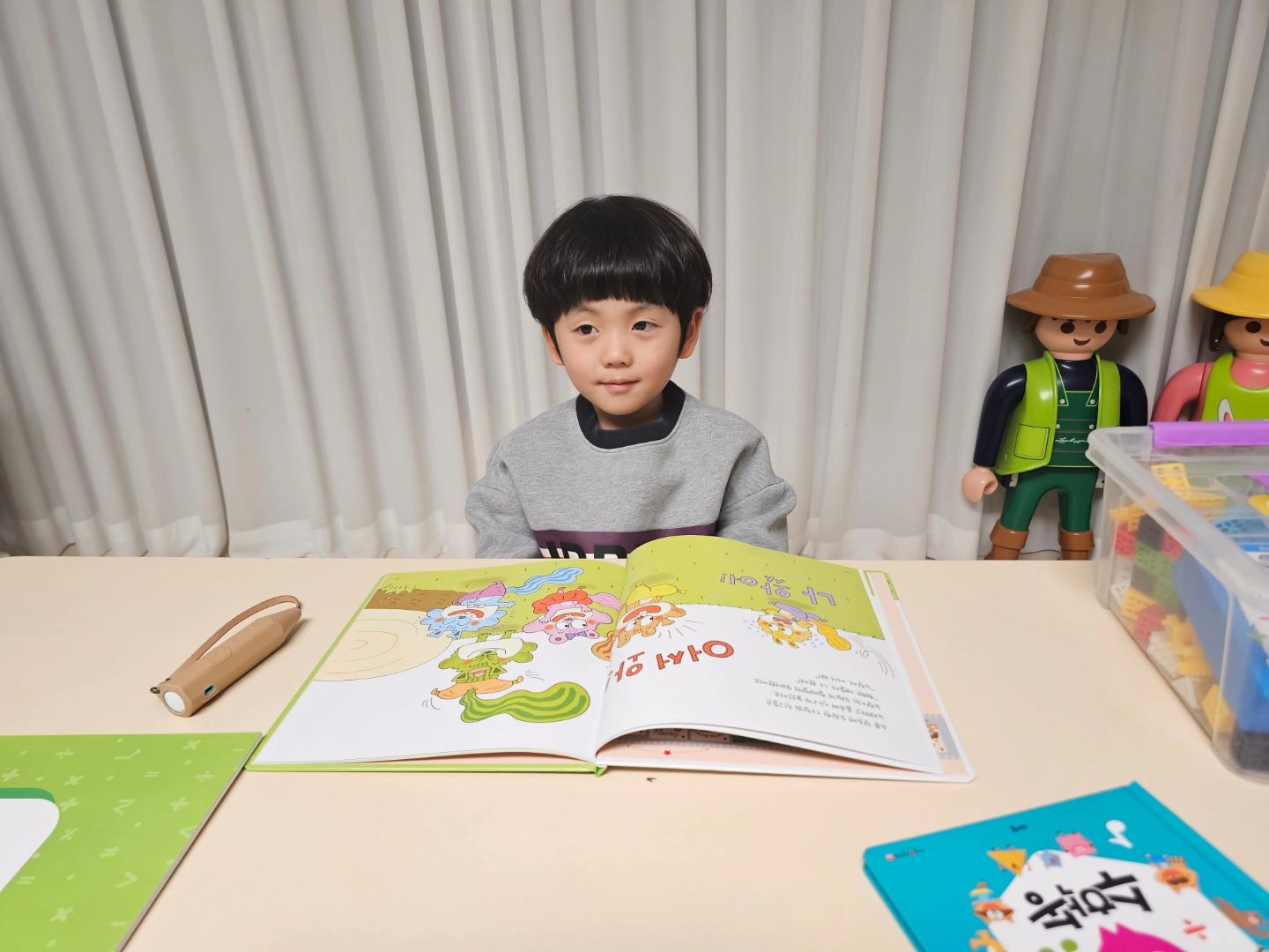 #협찬
재미있는 동화책으로 덧셈의 원리에 대해 익히고,
신나는 숫자송을 즐겁게 다시 한번 들어요.
놀이북과 교구를 통해 또 한번 익힐 수 있는 유아수학
아람 수학특공대 덕분에 6세수학 공부 시작
정말 재미있게 잘 시작할 수 있었어요!
.
.
.
#아람북스#수학특공대#아람수학특공대#수학전집#수학동화#유아수학#수학교구#놀이수학#유아전집#유아책#유아교구#5세유아전집#5세전집#책스타그램#북스타그램#책읽는아이#bookstagram#dailygram#daily