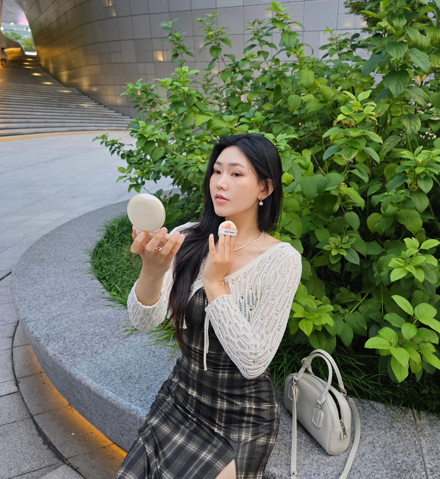 #광고 지만 피부에 예쁜 내추럴광 만들기엔
최고라 생각되는 #어뮤즈 #듀젤리마스터쿠션

바를때 시원한 쿨링감과 촉촉한 수분감이
한번에 느껴져서 피부열도 내려가는 느낌이라고 할까요?
내피부인 것 처럼 자연스럽게 커버해주는것도 좋은데

무엇보다 피부 보호해주는 특허 기술도 적용된 쿠션이라는 점!
기존의 듀 젤리 비건 쿠션에서 더 컴팩트해진
조약돌 디자인이라 휴대하는것도 좋아요!

수정메이크업을 할 때에도 촉촉한 피부를
 오랫동안 유지하기 때문에 너무 마음에 드는 요 쿠션.. 사랑이얏

#듀젤리쿠션 #물막광쿠션 #미세먼지쿠션 #안티폴루션 #촘촘내추럴커버 #싱글즈 #인품사
