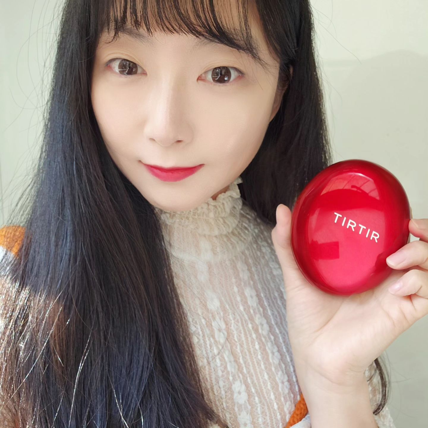 #제품협찬
제가 지난번에 소개해드렸던 
티르티르 레드쿠션 기억하시죠?

이번엔 레드쿠션이 무신사에 
입점한다는 반가운 소식을 전해드려요

무신사 입점 기념 프로모션이 진행되는데요
이름도 귀여운 <티르티르도 무신사랑해>
티르티르 무신사 입점 기념 전 입점 품목 30% 할인

1) 구매 추첨 이벤트 : 구매고객 대상 
추첨을 통한 에어 팟 맥스 (1명) 증정

2) 베스트 리뷰 이벤트 : 베스트 리뷰어 
선정 통한 글로시 코팅 미스트 (20명) 증정

3) 구매 100% 사은 이벤트 : 티르티르 대표 
<보습 물광 라인> 밀크스킨&긴급 보습 세럼 샘플 증정

입점 기념 한정기간 진행되는 
전 입점 제품 30% 할인프로모션외에
리뷰/구매 이벤트도 있답니다

제가 제품을 쭈욱~ 사용했는데 
커버력이 진짜 장난이 아니에요 

오랜시간 지나도 안무너지는 피부를 보고
제주변 사람들도 다 티르티르 샀다는 사실!!

매끈하게 코팅된 메이크업으로 
72시간 지속되되니까~ 
커버력은 물론 광채까지 챙기는 
티르티르 쿠션으로 오늘도 예뻐지세요~

#티르티르 #TIRTIR #무신사랑해 
#무신사입점 #티르티르쿠션 #레드쿠션 
#무결점커버쿠션 #쿠션추천