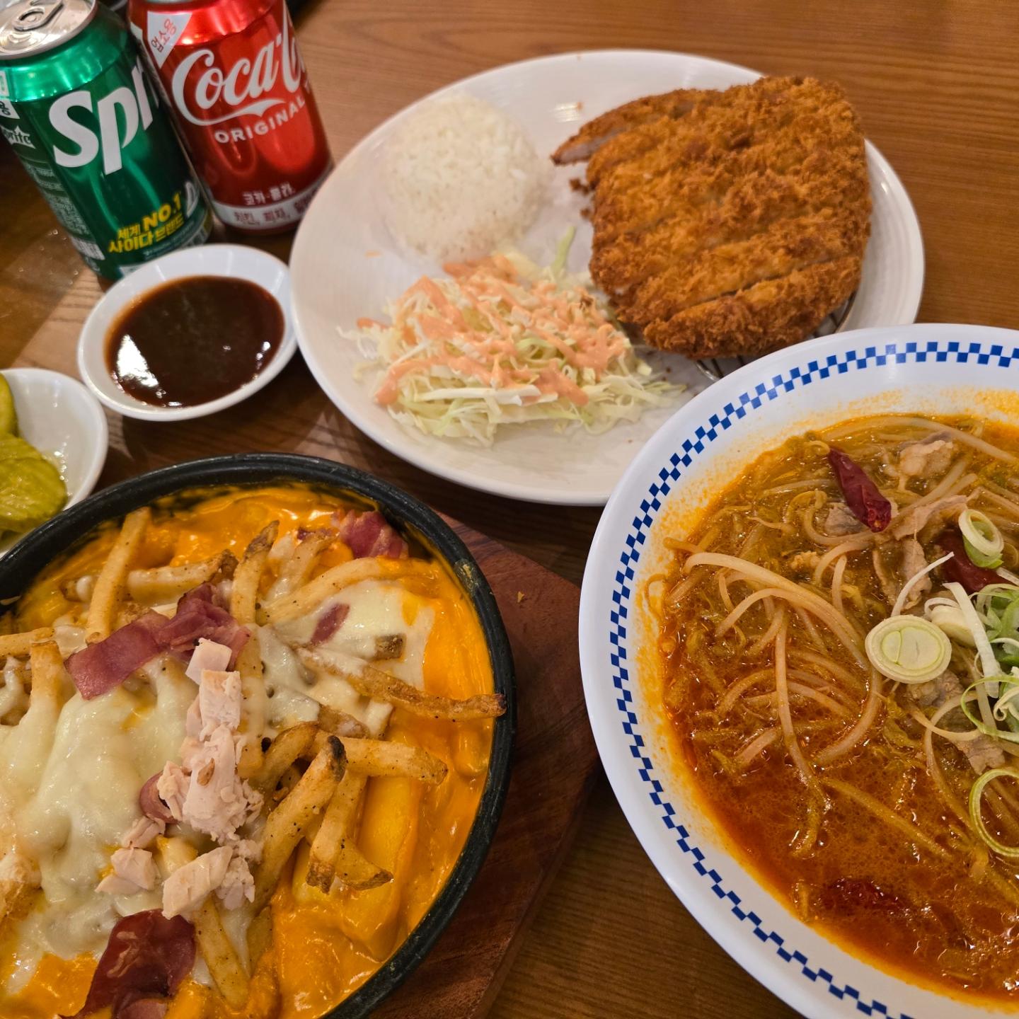 #협찬 #🐷 #김피라

스타필드에 가면 한번씩 들르는 맛집 김피라🙆‍♀️
특히 베스트메뉴인 퐁듀떡볶이가 최고👍
맵찔이에 수유중이라 매운거 못먹는데 김피라 퐁듀떡볶이는 가능😘

우삼겹 생라면도 적당히 매콤한 라면🍜
등심돈까스도 빠삭빠삭😋

사진보니까 또먹고싶당🥰

#고양스타필드맛집 #고양스타필드분식 #고양스타필드떡볶이 #스타필드맛집 #잇토피아맛집 #잇토피아분식 #잇토피아떡볶이